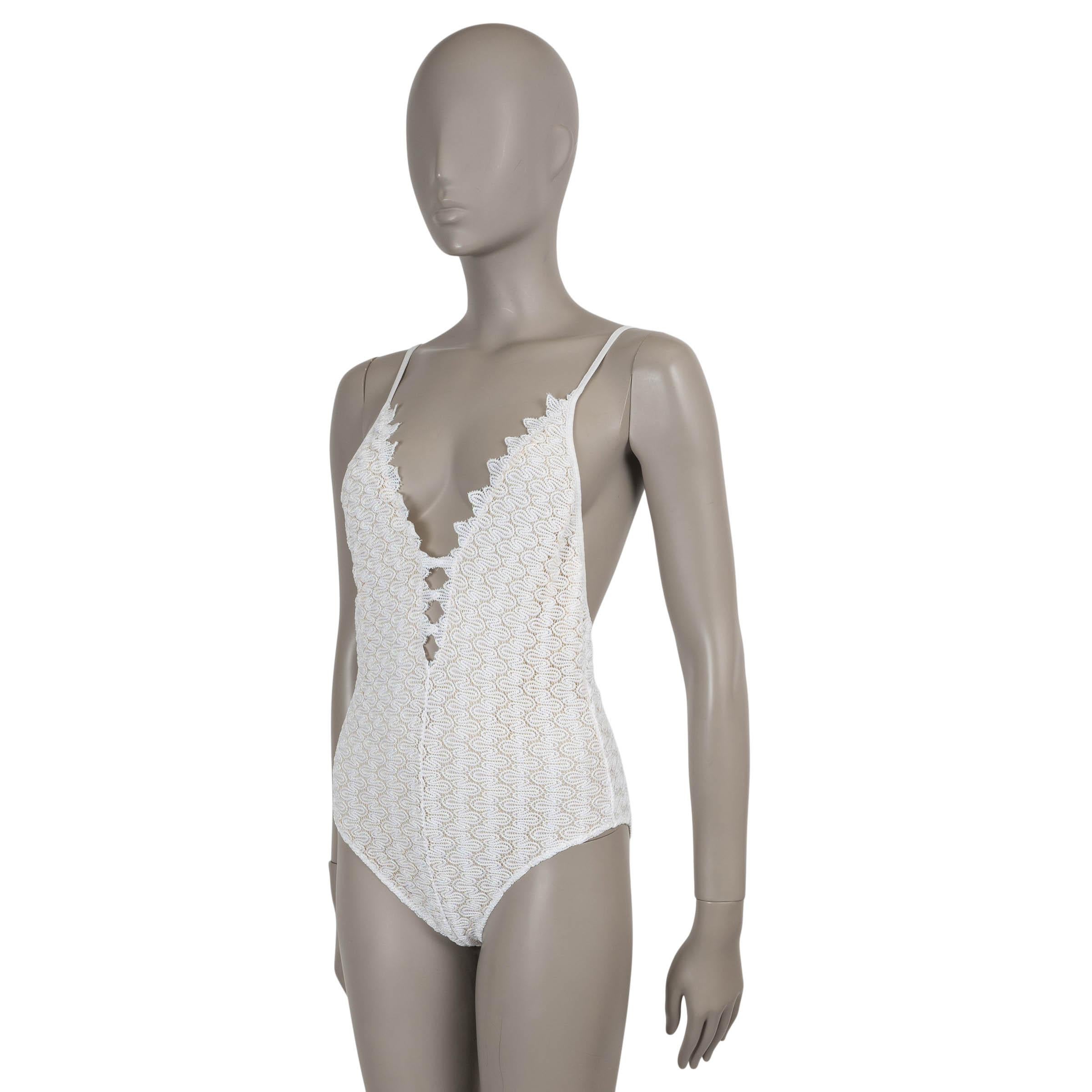 Ce maillot de bain une pièce 100% authentique de Missoni Mare en maille crochet blanche viscose (50%), cupro (33%), et polyester (17%) est un mélange étonnant d'élégance et d'allure. Dotée d'un décolleté en V plongeant et d'un dos échancré avec de