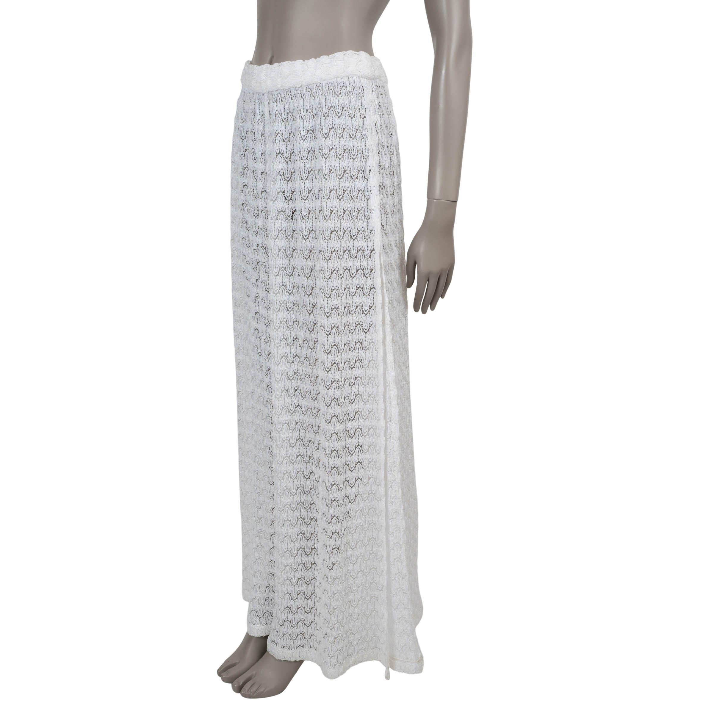 Ce pantalon Missoni Mare 100 % authentique en maille crochetée blanche en viscose (50 %), cupro (33 %) et polyester (17 %) avec fil de lurex argenté est un indispensable glamour au bord de la plage. Dotée d'une taille haute flatteuse et de jambes