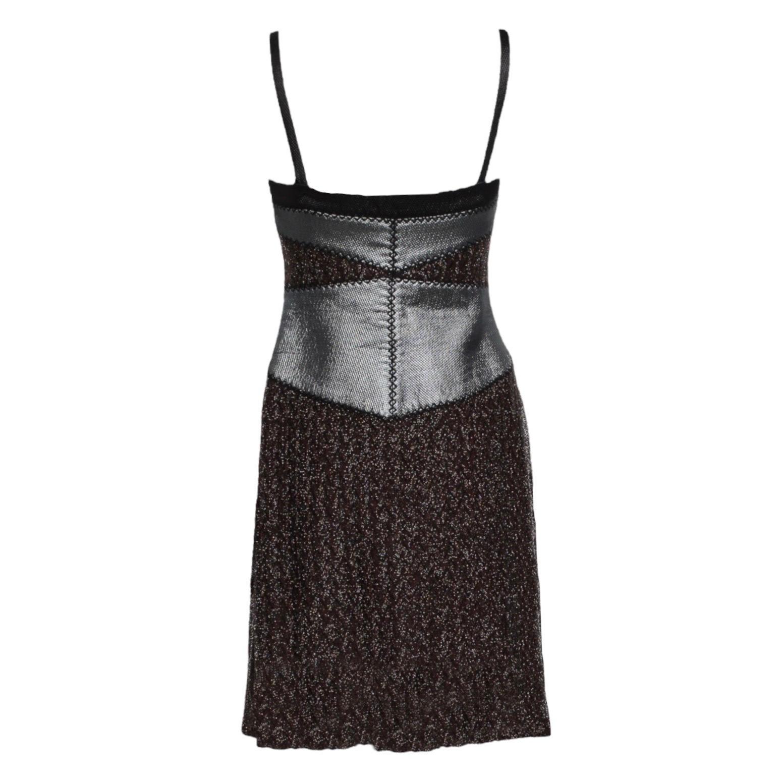 Das sexy Bodycon-Kleid von Missoni aus dem charakteristischen Häkelstrick des Labels lässt Sie glänzen wie ein Star
Schöner metallischer Häkelstrickstoff 
Hervorgehoben durch einen metallisch schimmernden Stoffeinsatz
Abnehmbare Träger, kann