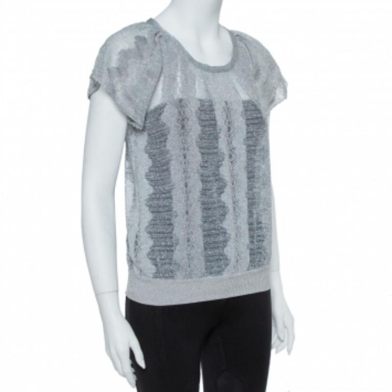 This exclusive top hails from the house of Missoni. It is crafted from quality knit fabric that comes in a lovely shade of metallic silver. It has raglan-style sleeves, a round neck, a jacquard pattern, and a good fit.