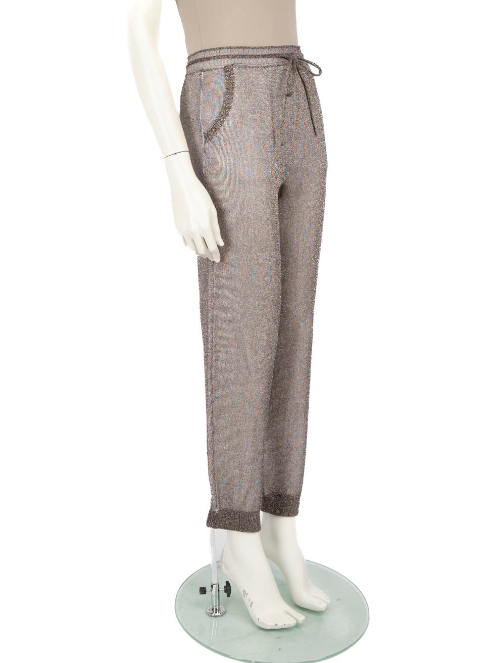 L'ÉTAT est Jamais porté, avec les étiquettes. En raison d'un mauvais stockage du pantalon, il y a une pluche à l'armure sur le devant de la jambe droite du pantalon sur ce nouvel article de revente de designer Missoni.
 
 
 
 Détails
 
 
