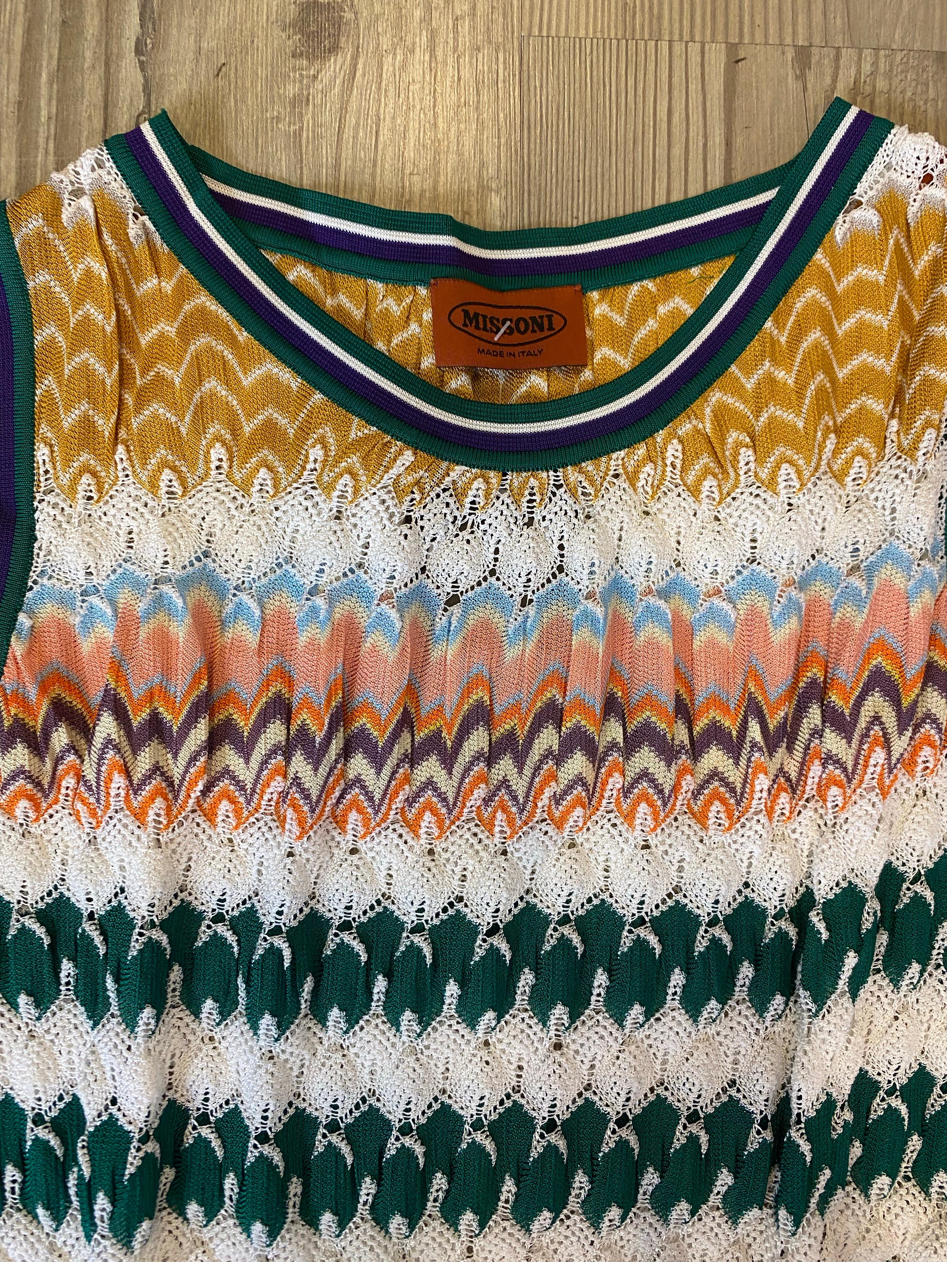 Missoni midi dress.
Size 40 IT.
80% viscose, 18% cotton, 2% polyester.
Waist 32 cm.
Length 98 cm.
Excellent condition, shows signs of use as shown in the photos.