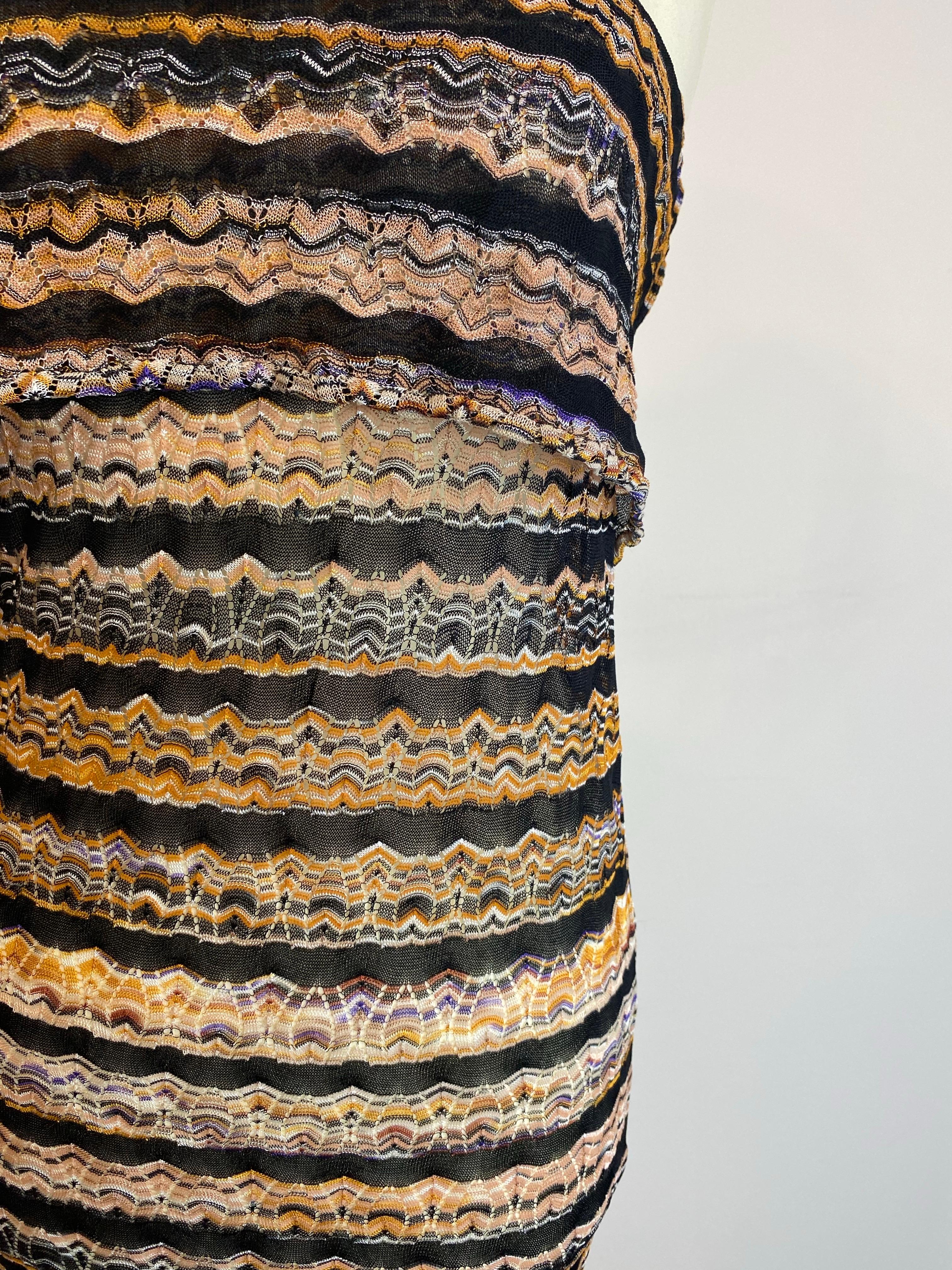 Abito midi Missoni nei toni del nero e del giallo.
Veste una S.I.M.
L'etichetta di composizione non è presente, ma sembra essere in viscosa.
Vita 35 cm.
Lunghezza 90 cm.
In buone condizioni, presenta segni di utilizzo come mostrato nella foto.