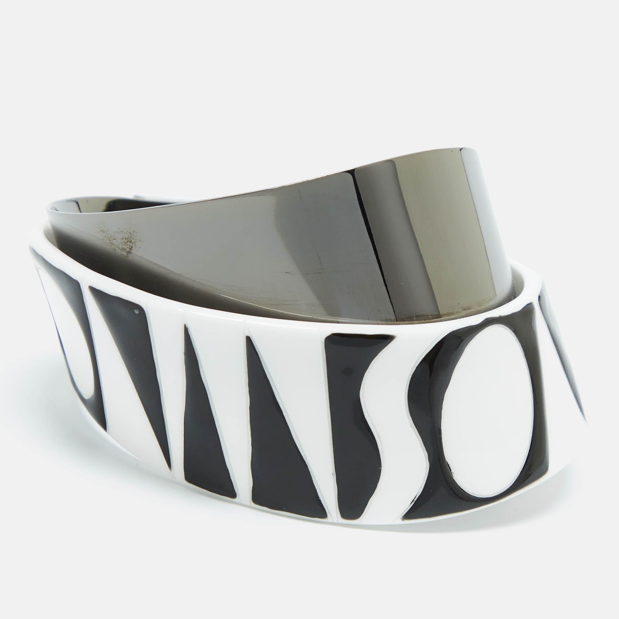 Ce bracelet manchette de Missoni, à l'allure amusante et audacieuse, sera votre nouvel accessoire favori. Il est doté d'un corps monochrome stylisé dans un design unique avec de la résine et du métal de couleur gunmetal. Il est confortable à porter