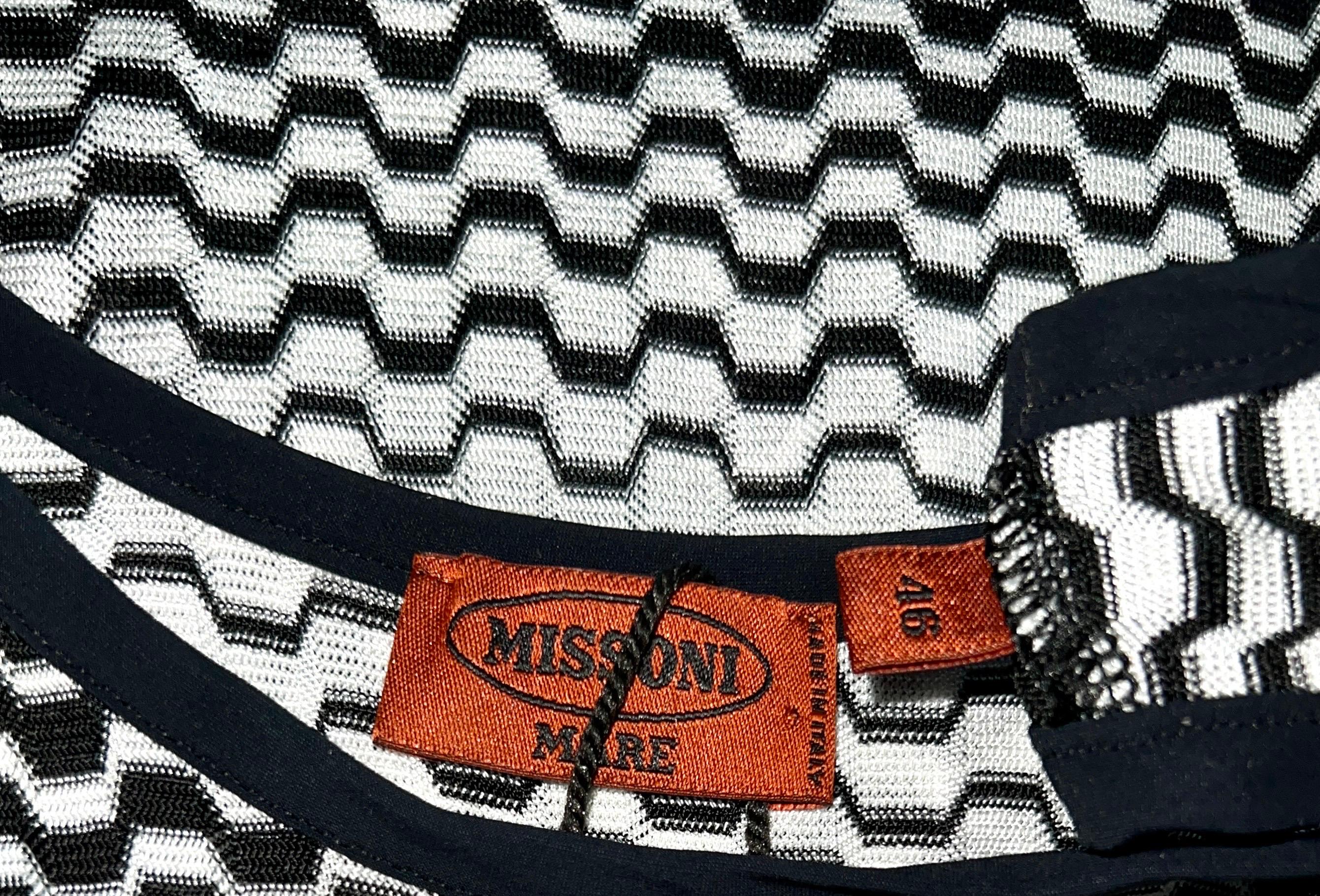 Missoni Monochrome Signature Chevron Zigzag Knit Dress 46 In Good Condition For Sale In Switzerland, CH