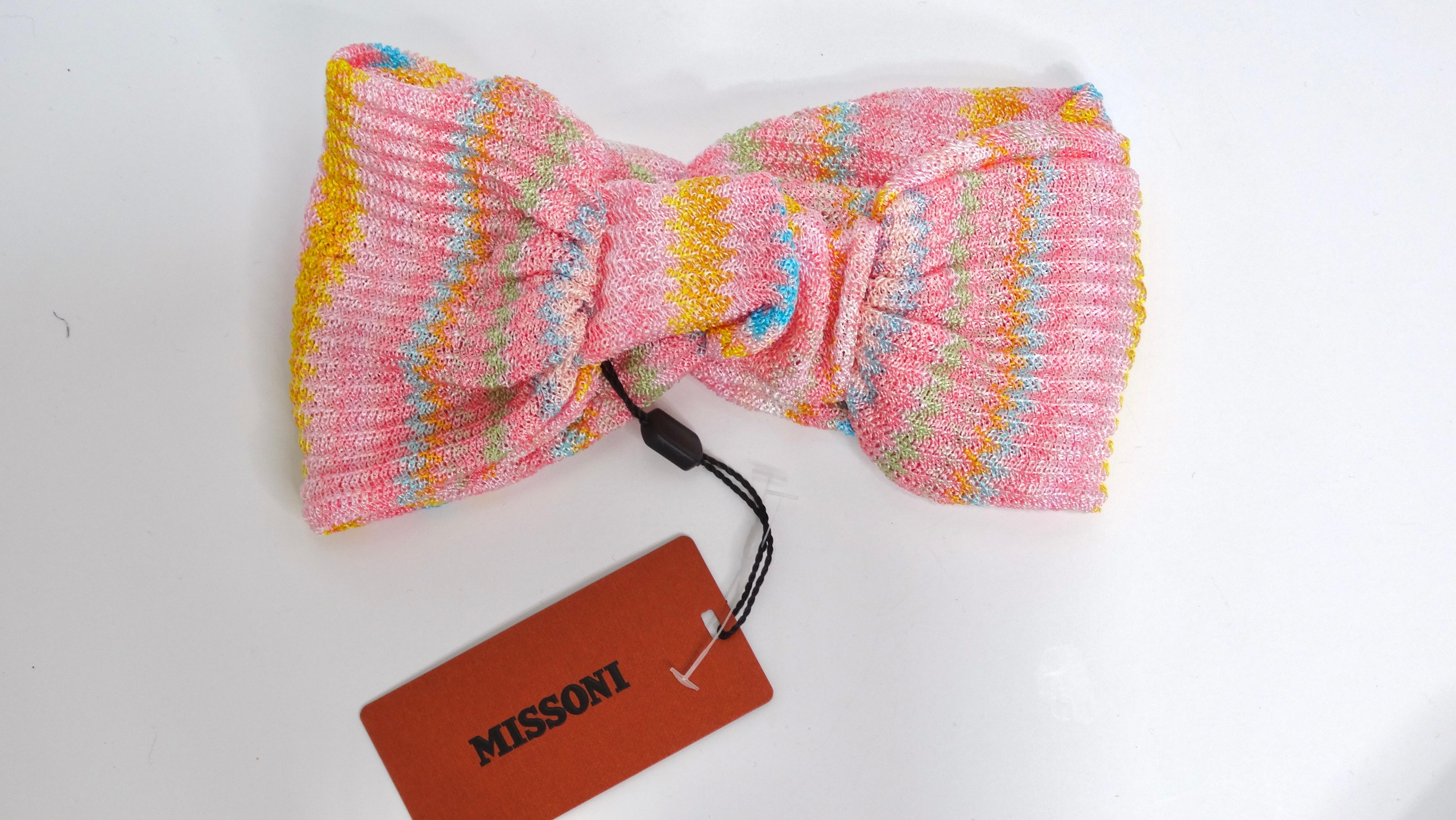 Dieses mehrfarbige, geknotete Stirnband von MISSONI ist mit dem charakteristischen Chevron-Muster versehen, das die schicke und trendige Missoni-Handschrift trägt. Dieses Designer-Accessoire ist das perfekte Sommerzubehör für Ihre Garderobe. Dieses