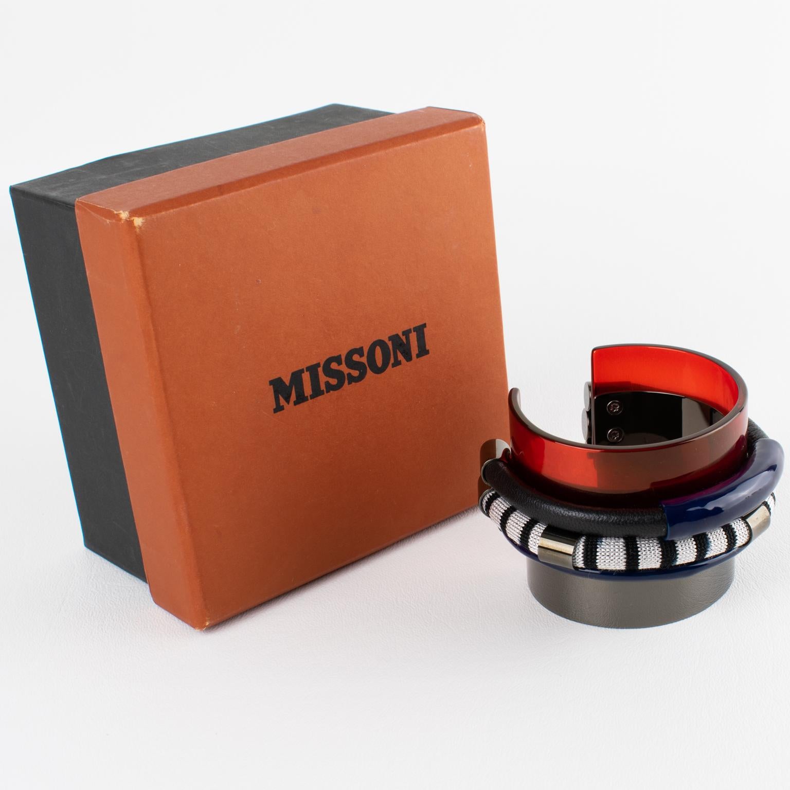 Questo è un eccezionale braccialetto bangle Missoni, disegnato dalla famosa casa di moda. Un pezzo raro e sorprendente, che presenta una forma a bracciale con un design multistrato che fonde perfettamente l'arte moderna con un'eleganza senza tempo.