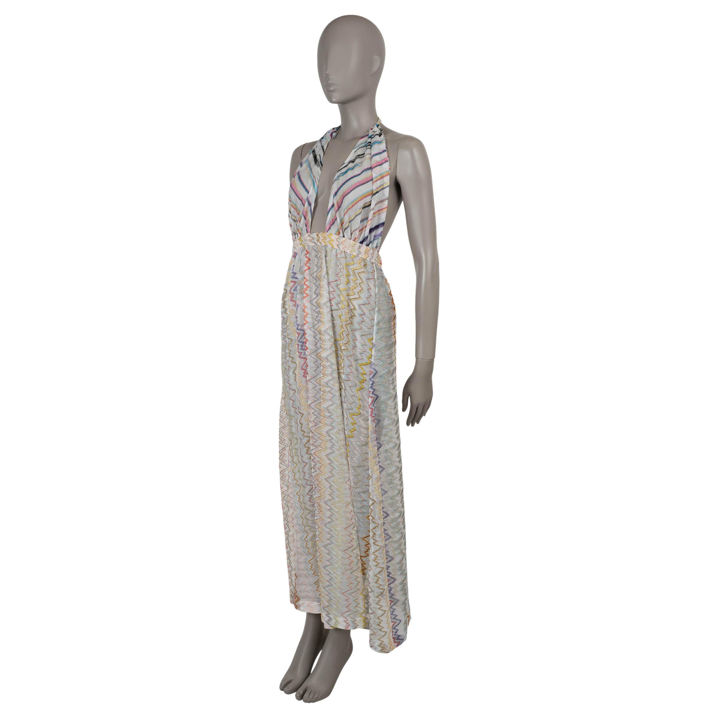 Dieses 100% authentische Missoni Mare Kleid ist ein lebhafter Strandüberwurf aus mehrfarbigem, halbdurchsichtigem Jersey-Strick aus Viskose (55%), Cupro (29%) und Polyester (16%). Das Design besteht aus einem gestreiften, ärmellosen Neckholder-Top,