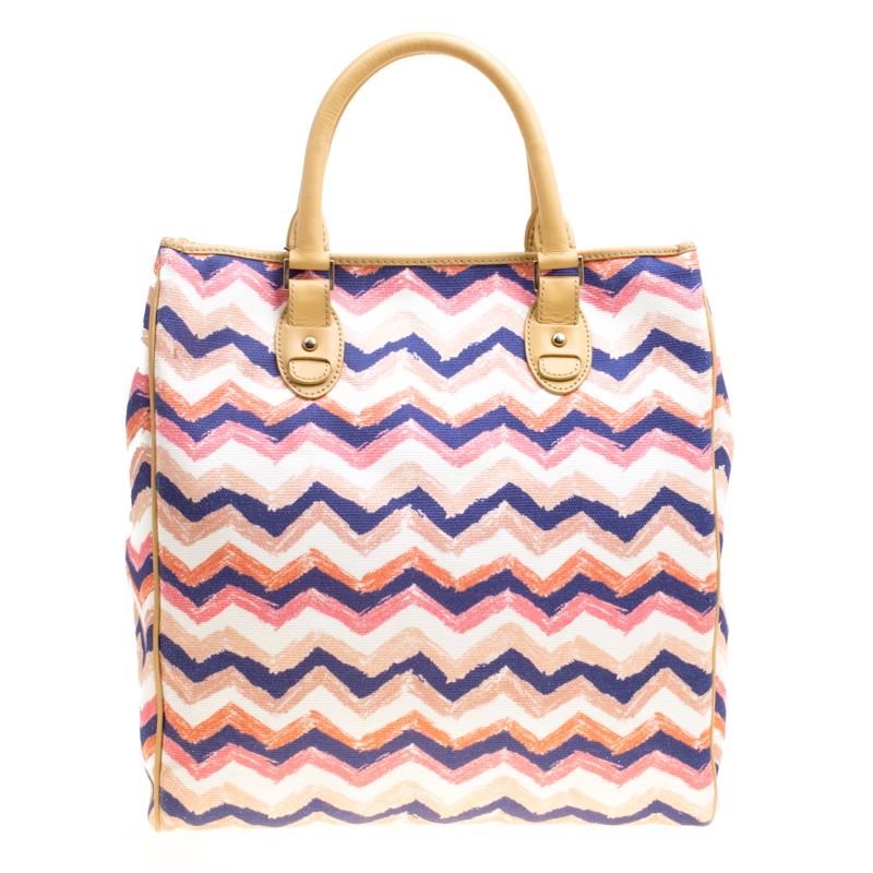 Made from canvas and leather trims, this tote from Missoni is reliable and packed with style. It comes with a spacious fabric interior and two top handles. Complete your look with a pinch of fun style by carrying this multicoloured tote.

Includes: