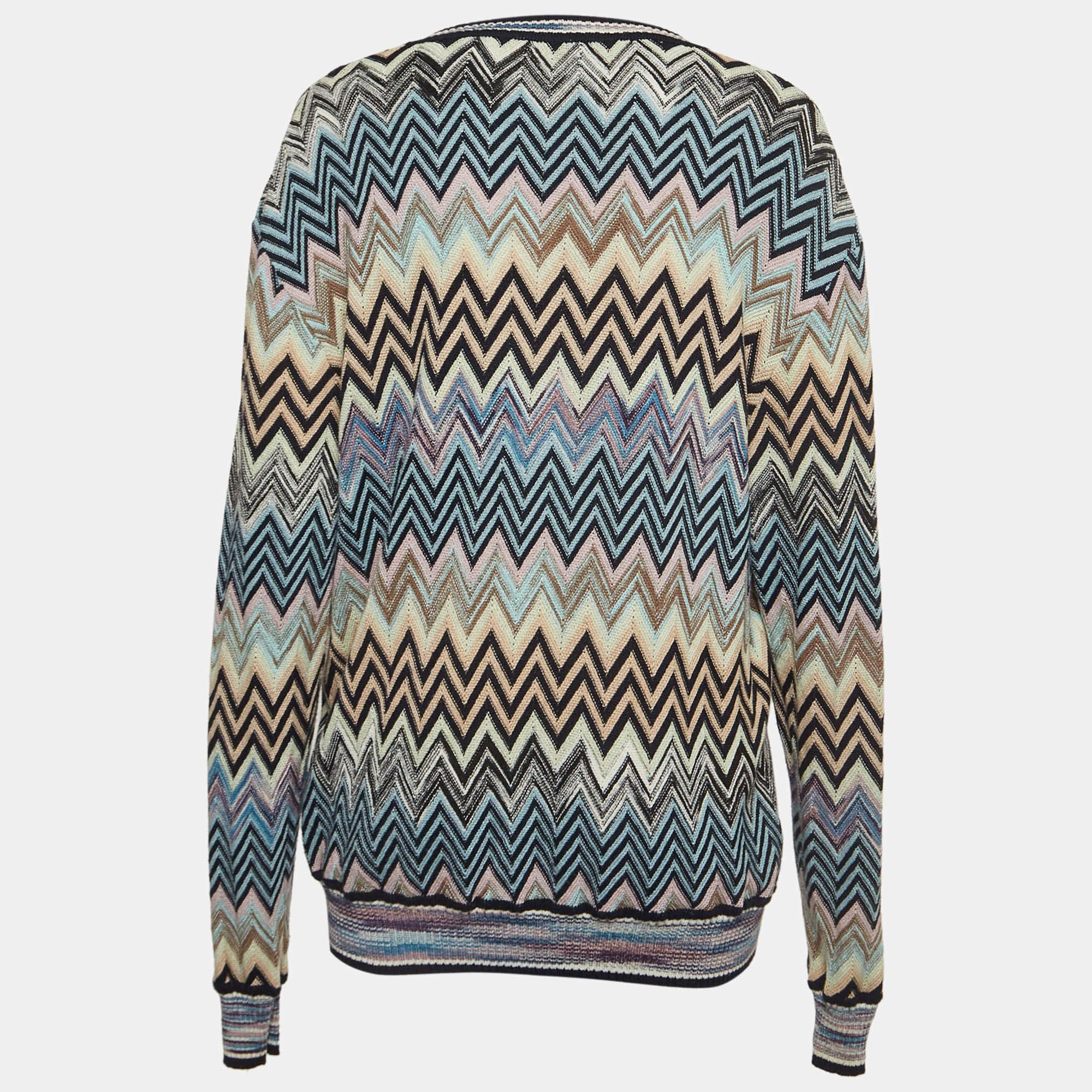 How fabulous does this designer sweater look! It is made of fine materials and features long sleeves. Pair it with pants and sneakers for a cool look.