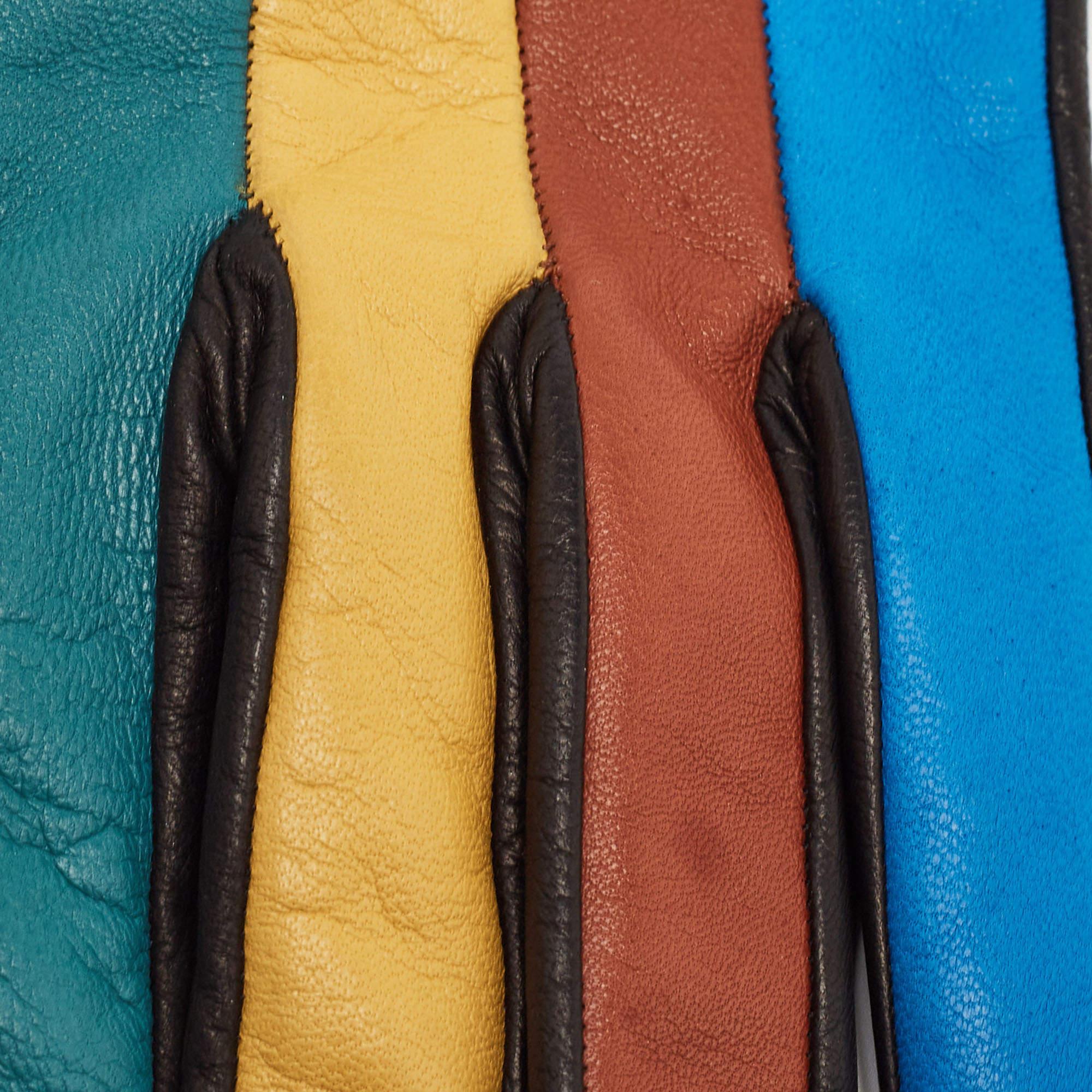 Die aus geschmeidigem Leder gefertigten Missoni Handschuhe sind eine Mischung aus Luxus und Stil. Kräftige Farbtöne treffen in präzisen Blöcken aufeinander und bringen Farbe in winterliche Ensembles. Mit ihrer eng anliegenden Passform und der