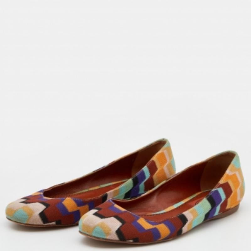 In this pair of ballet flats, Missoni's signature of intricate fabric play is beautifully displayed. The flats have a splash of zigzag patterns in multiple colors all over the exterior and are finished with sturdy soles.