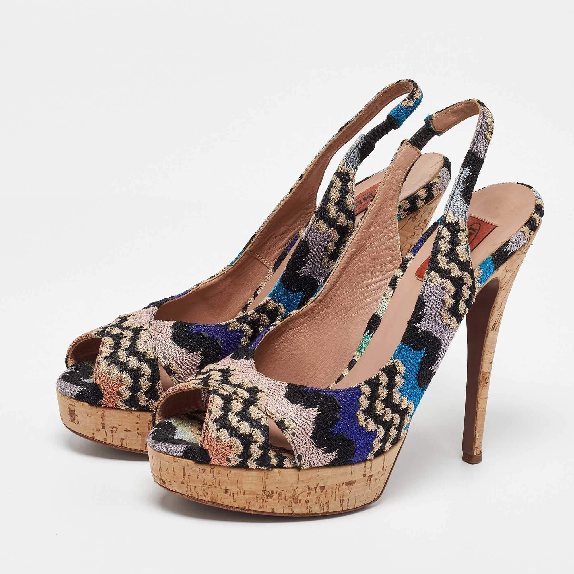 Mit diesen umwerfenden Sandalen aus dem Hause Missoni sind Sie der Hingucker schlechthin. Gestrickt aus Strickstoff  Diese Sandaletten stehen auf hohen Absätzen und Plateaus. Die Peep-Toe-Silhouette ist mit einem Slingback-Verschluss versehen.