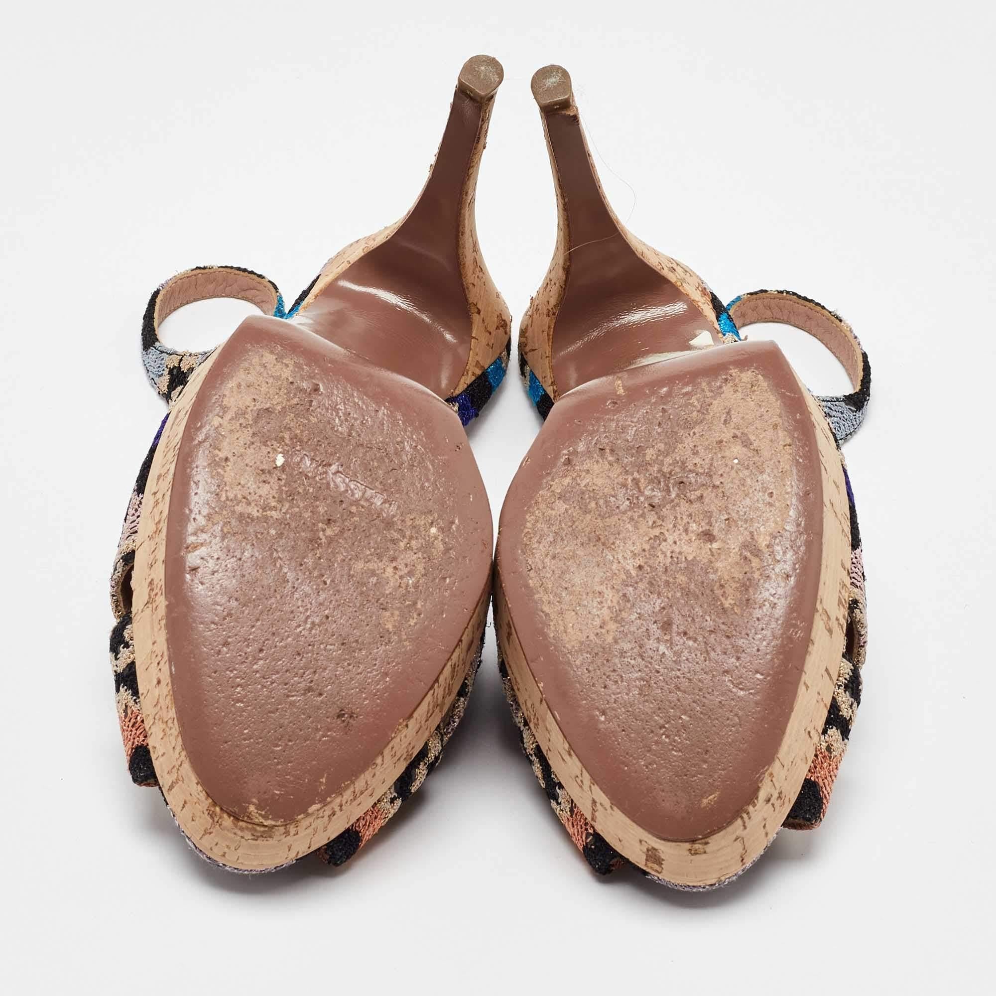 Missoni Mehrfarbige Plateausandalen aus Strickstoff mit Peep Toe und Slingback aus Stoff Größe 39 im Angebot 1