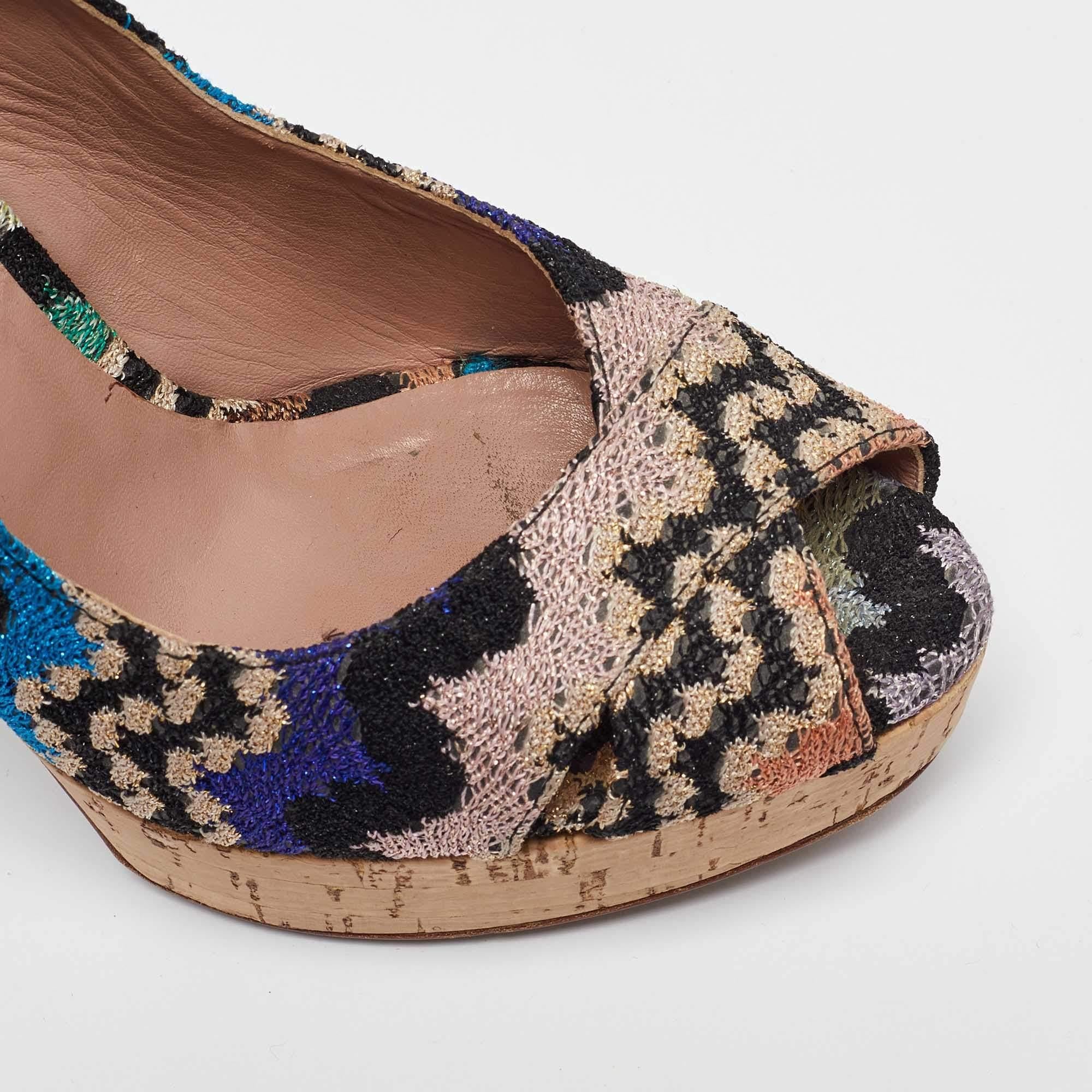 Missoni Mehrfarbige Plateausandalen aus Strickstoff mit Peep Toe und Slingback aus Stoff Größe 39 im Angebot 2