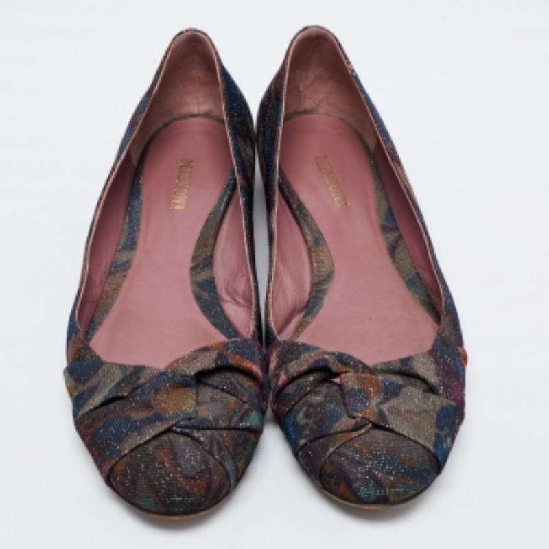 La meilleure façon de rechercher le confort pour vos pieds pendant les longues journées est de porter ces ballerines de Missoni. Fabrice en tissu lurex multicolore, ces chaussures plates sont doublées de semelles intérieures en cuir pour une