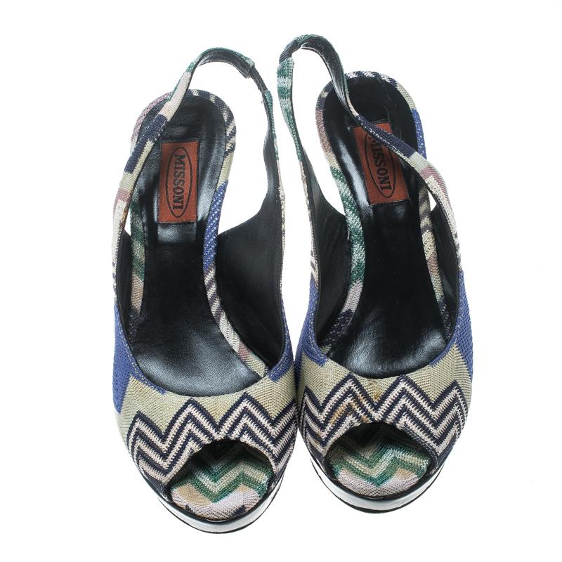 Just one glance is enough to make you fall in love with these stunning sandals from Missoni! They are crafted from knit fabric and feature a multicoloured pattern all over the exterior. They flaunt a peep-toe silhouette and come equipped with