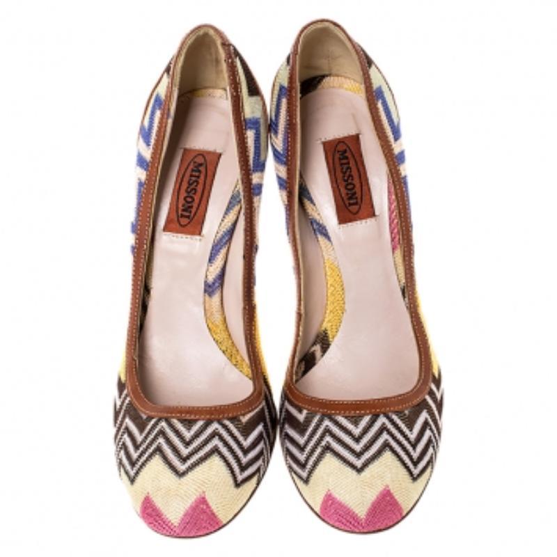 Step out with elegance in these lovely pumps from the house of Missoni. Crafted from knit fabric, they feature a gorgeous multicolor exterior along with a set of 10.5 cm heels. Complete with leather trims, these pumps are ideal over pantsuits and