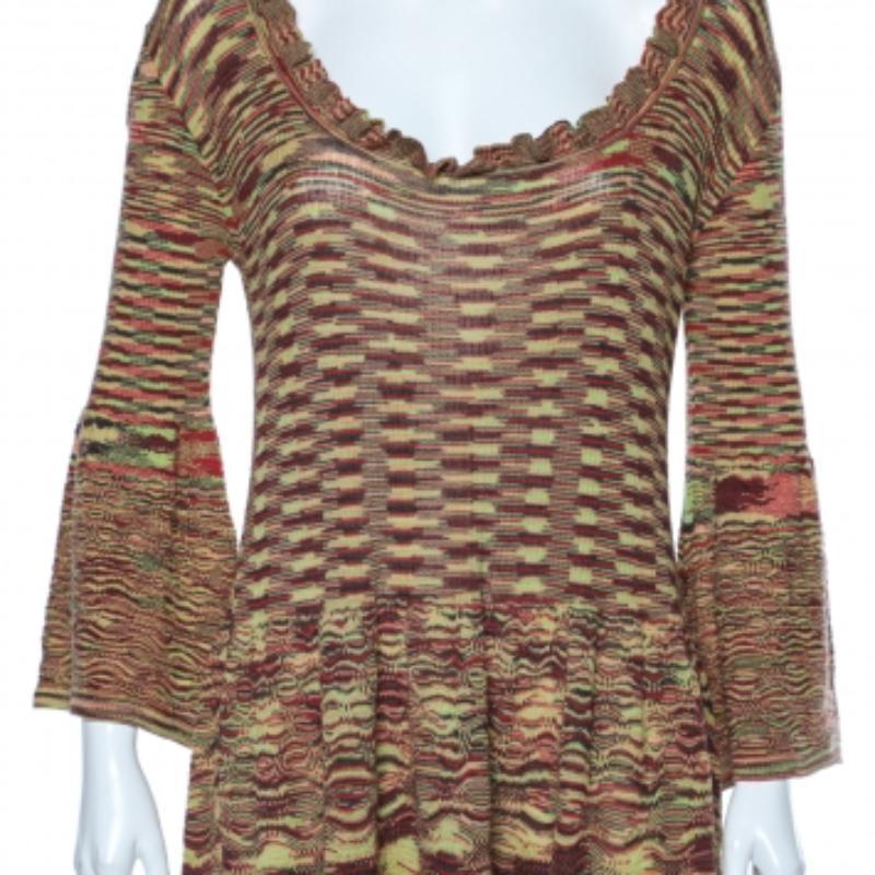 Cette robe midi de Missoni est un parfait mélange de style et de luxe. Il est cousu en laine et en tricot et présente un motif multicolore sur toute sa surface. La robe à l'allure artistique est terminée par une silhouette plissée au bas, ce qui lui
