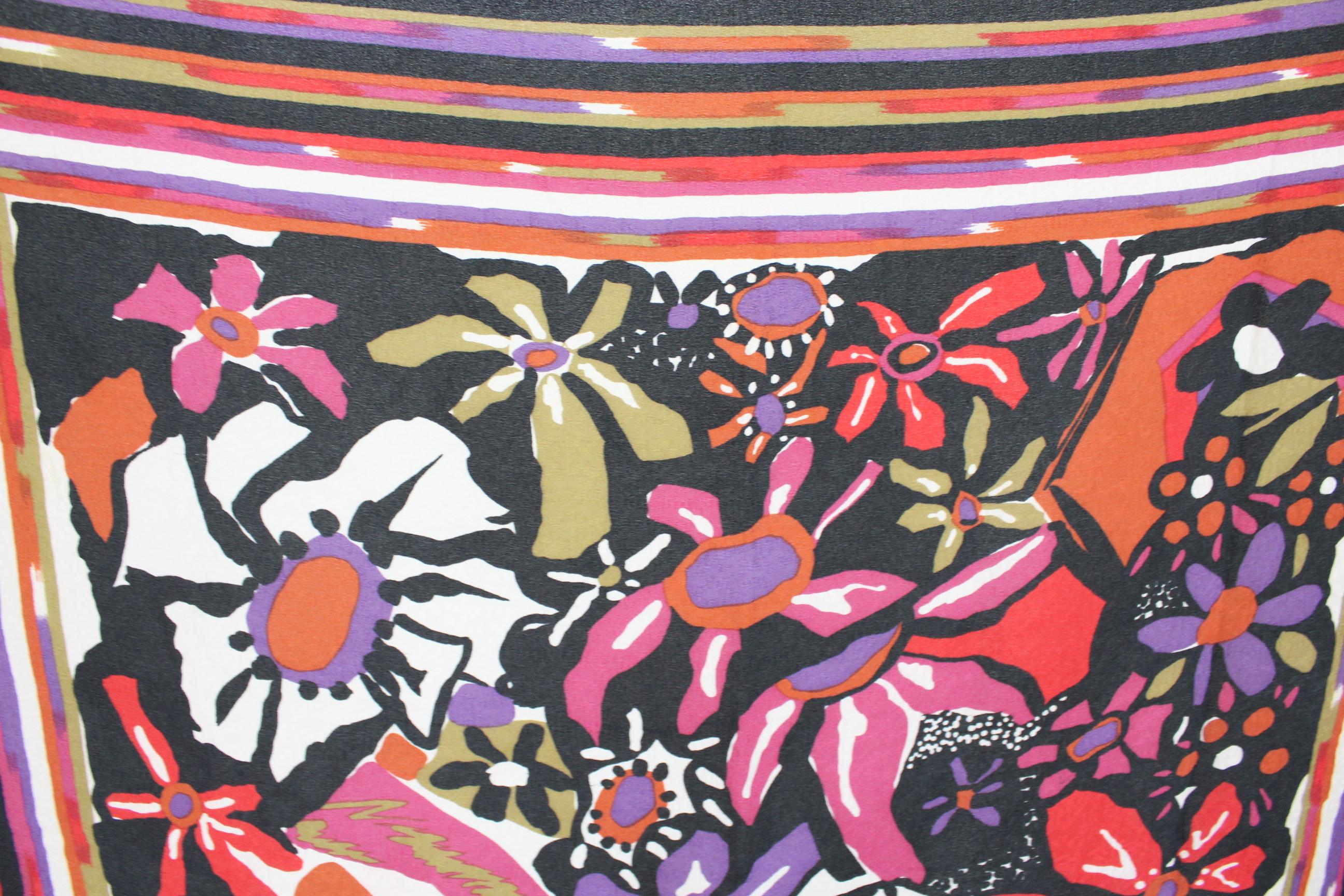 Missoni vintage 90s scarf. Designs of flowers in a multicolored striped frame. 100% silk. Made in Italy. Excellent vintage conditions.

Measures: 88 x 88 cm