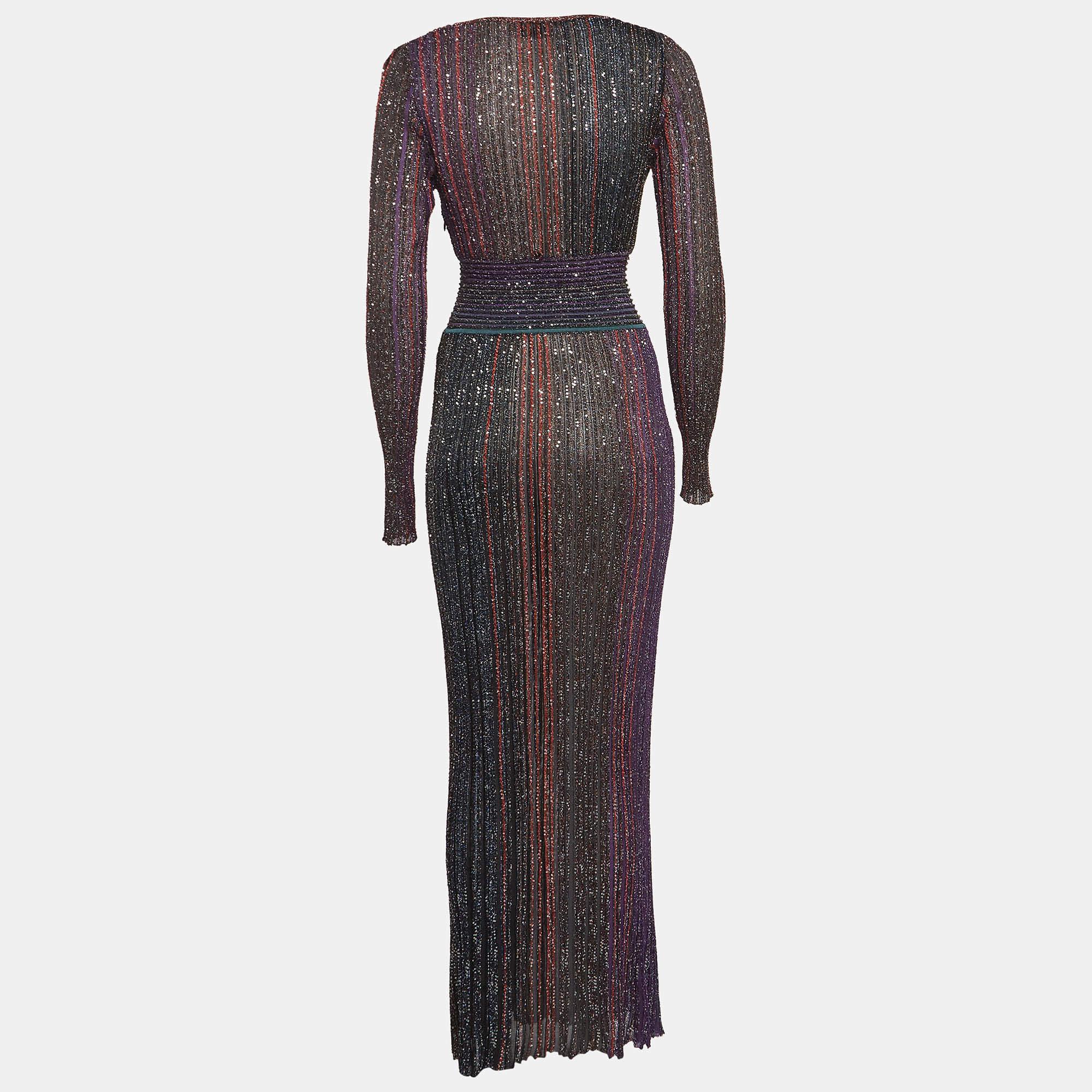 This stylish maxi dress is a fashionable and versatile piece that exudes elegance and comfort. With its long silhouette, it provides a flattering and feminine look. Designed with chic details and unique cuts, it effortlessly combines fashion and