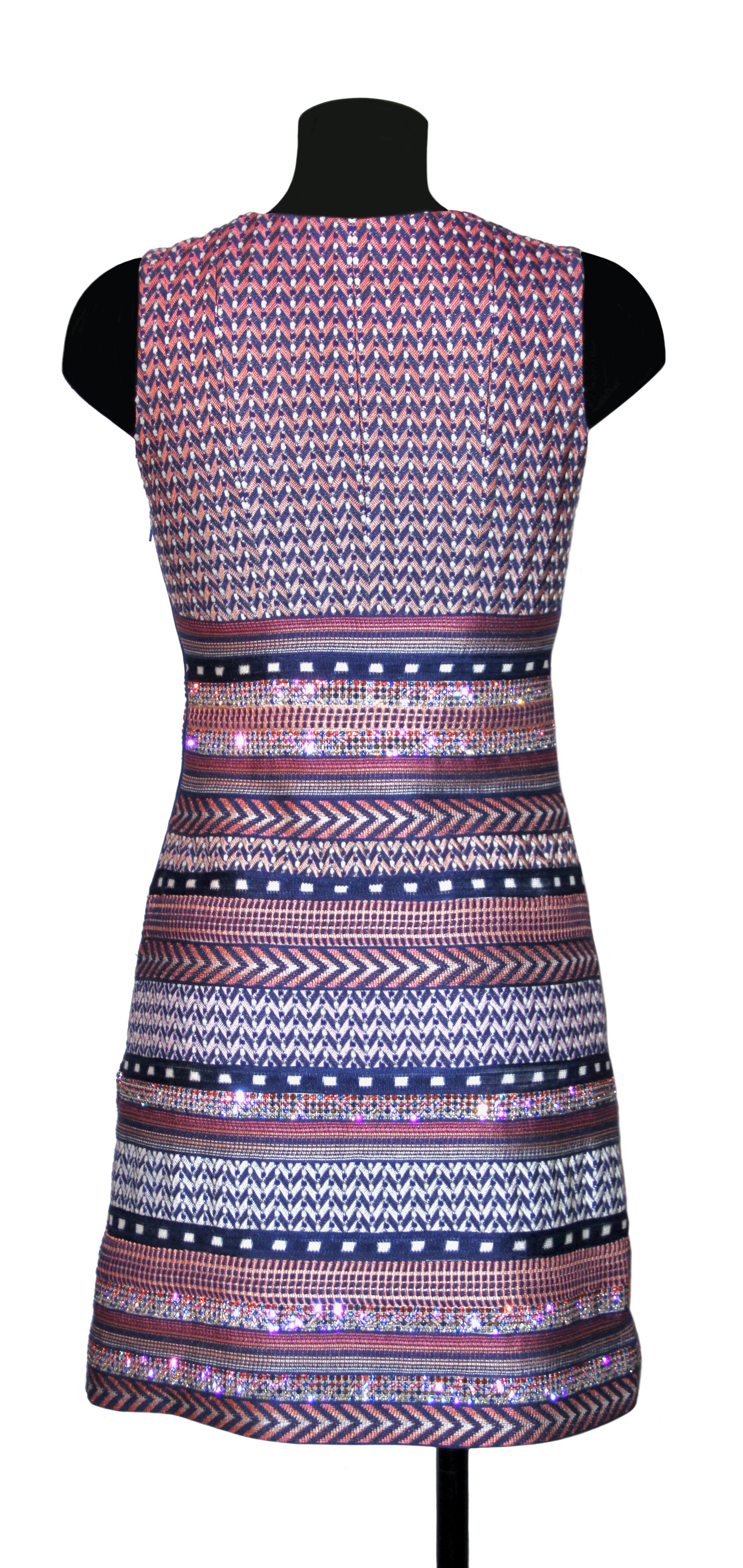 Very chic round-neck and sleeveless dress from the house of Missoni.
Crafted in a multicolor fabric with stripes design of colors and strass.

Fabric: 70% rayon, 28% cotton, 2% wool
Lining: 97% polyester, 3% elasthane
Color: multicolor
Size: