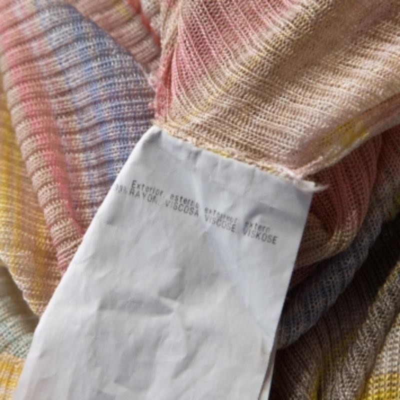 Dieser exquisit gestaltete Pullover von Missoni vereint lässige Ästhetik mit modernem Stil. Es ist wunderschön gestrickt und mit Knöpfen auf der Vorderseite, langen Ärmeln und bunten Streifen versehen, die ein Bild von Regenbögen hervorrufen. Die