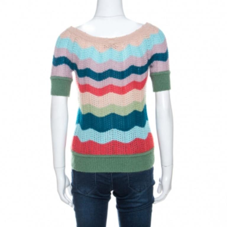 Ce ravissant top Missoni a été confectionné en laine mélangée et arbore des rayures multicolores sur l'ensemble de sa surface. Il est doté de manches courtes, d'une encolure nouée et d'une bonne coupe. Associez-le à un jean et le tour est joué. Il