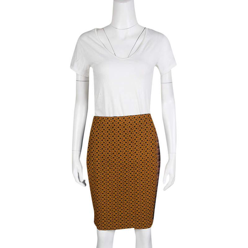 The structured shape and visually delighting print combine to make this pencil skirt from Missoni an ideal pick for your evening outings. The contrasting print adorning the sides is another cool detail that makes this piece a must-have for the