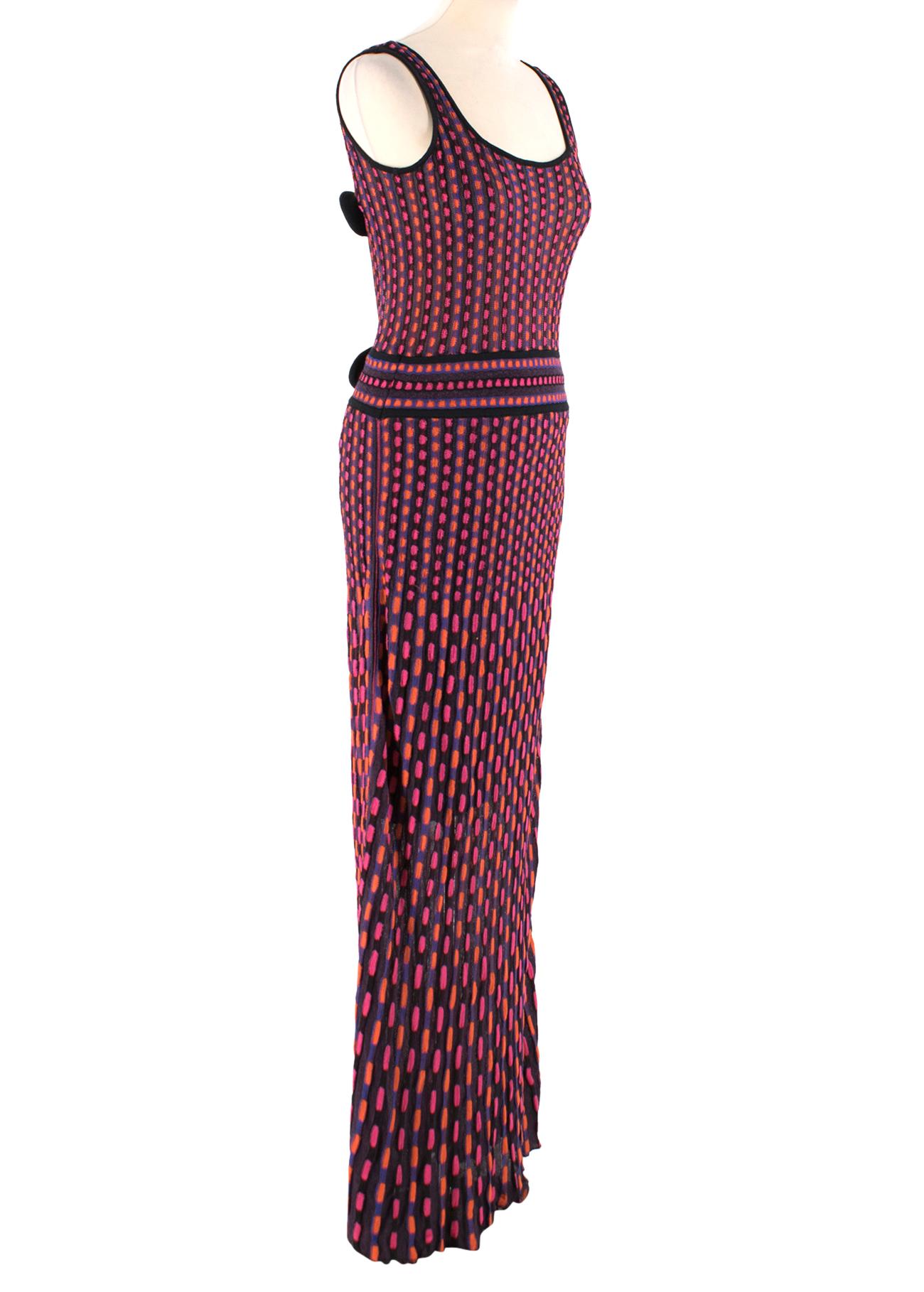 Missoni Mehrfarbiges bodenlanges Strickkleid

- Rückenfrei 
- rohsaum
- Schwarzes Schlupffutter
- Dehnbar und atmungsaktiv

Die Maße werden flach liegend, Naht an Naht gemessen. 
Ungefähr. Schultern: 33 Büste: 37 Taille: 34 Länge: 152cm
