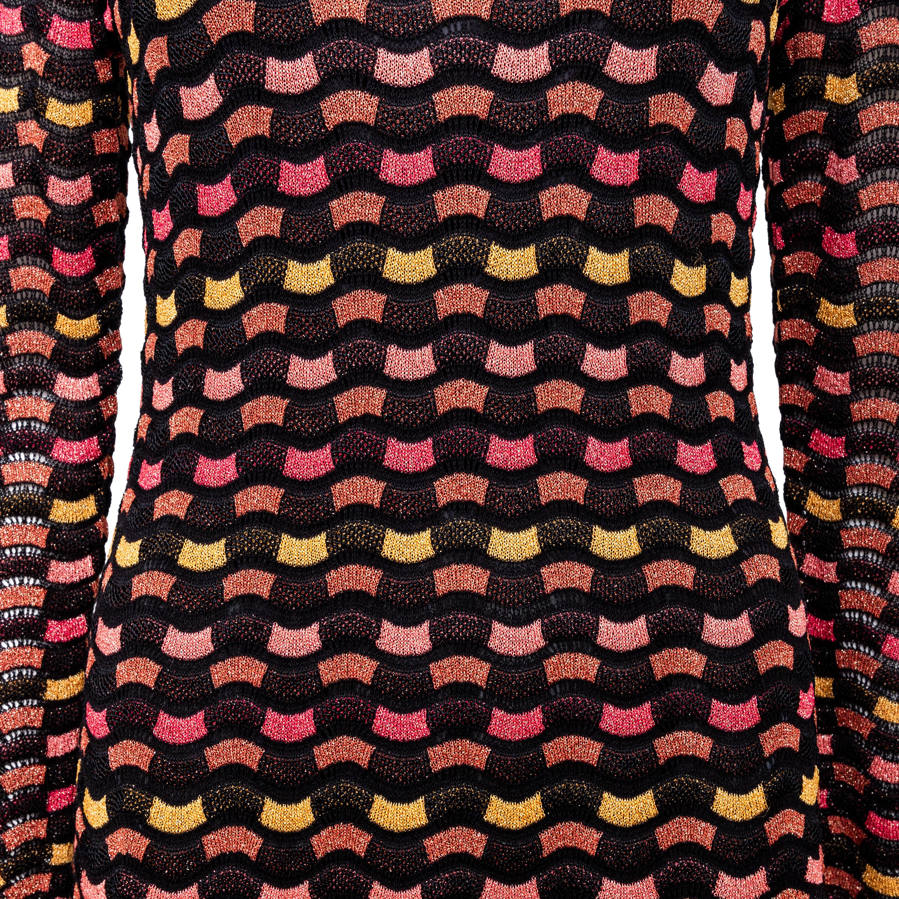 Questo abito multicolore di Missoni è realizzato in morbido misto viscosa e cotone. Presenta una silhouette aderente con scollo rotondo e motivo a maglia alternata, maniche lunghe con polsini a coste e un motivo a onde di grande impatto visivo. 
 
