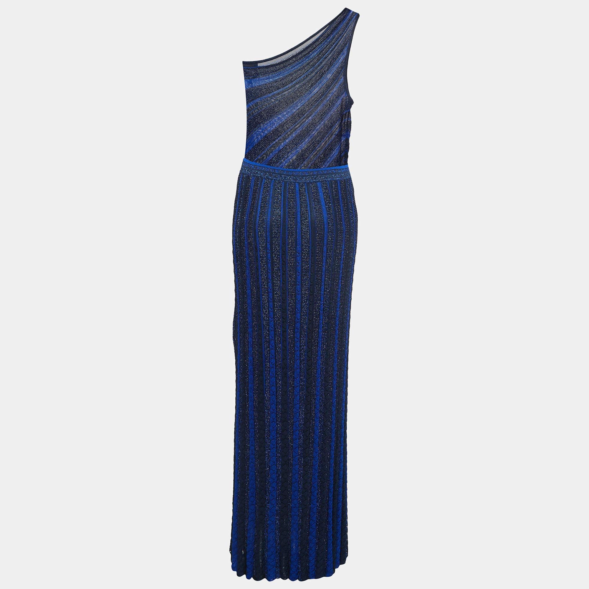 This stylish maxi dress is a fashionable and versatile piece that exudes elegance and comfort. With its long silhouette, it provides a flattering and feminine look. Designed with chic details and unique cuts, it effortlessly combines fashion and