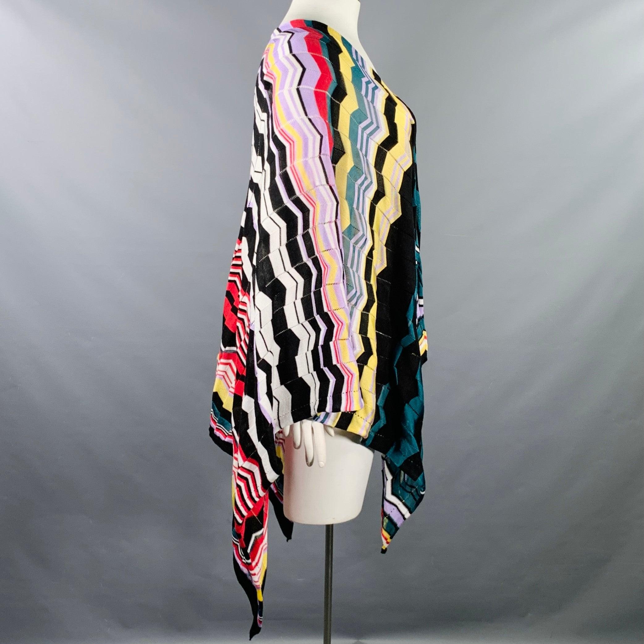 Top décontracté MISSONI en tricot de coton mélangé multicolore, avec un poncho châle taille unique, un motif zig zag vibrant et une ouverture sur le devant. Fabriqué en Italie. Très bon état. Accrochage modéré. 

Marqué :   taille non indiquée