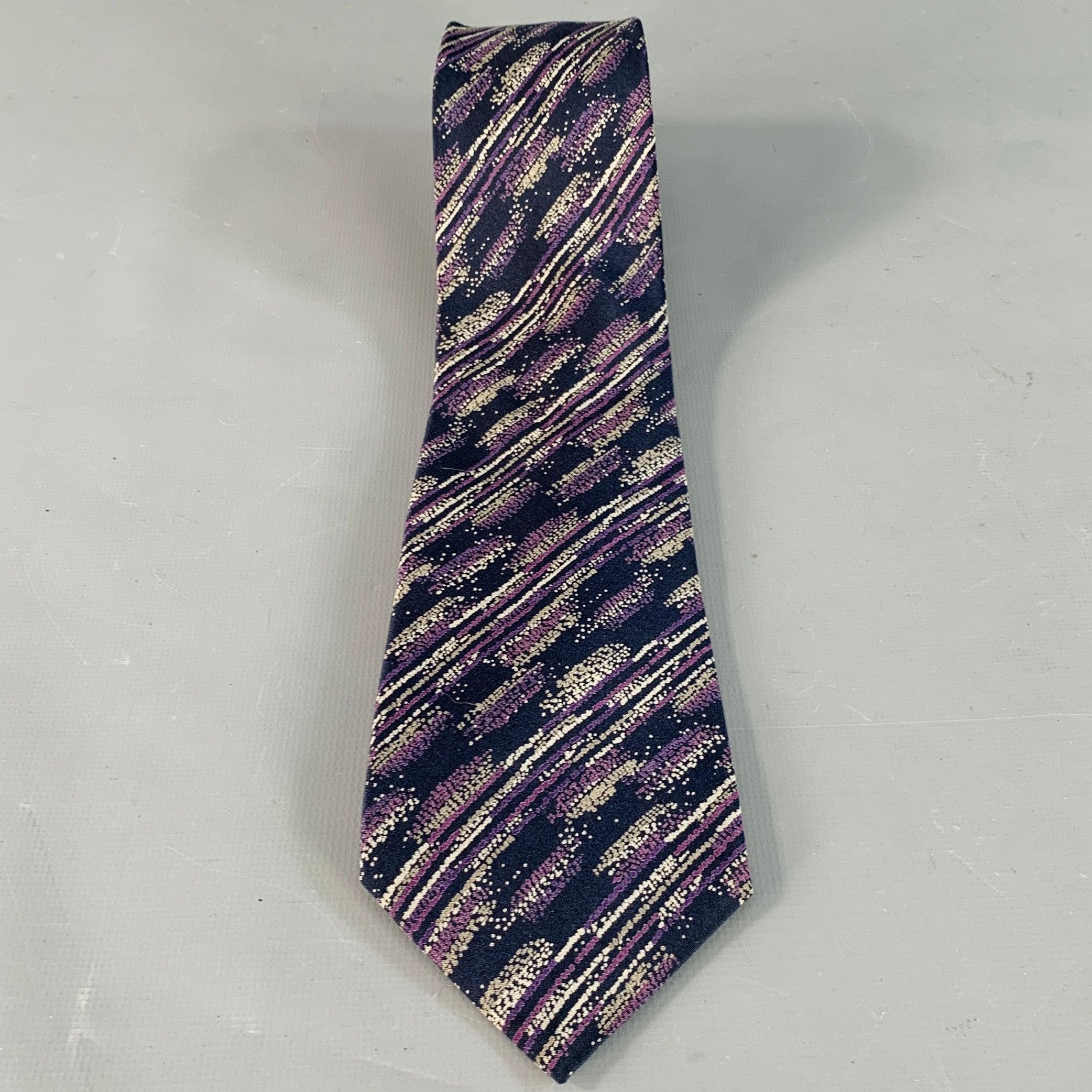 Missoni per Macy's
cravatta in seta viola, grigia e nera con stampa astratta. Realizzato a mano in Spagna in ottime condizioni di usato.Larghezza: 3 pollici Lunghezza: 59 pollici 
  
  
 
Riferimento Sui Generis: 141174
Categoria: Cravatta
Ulteriori
