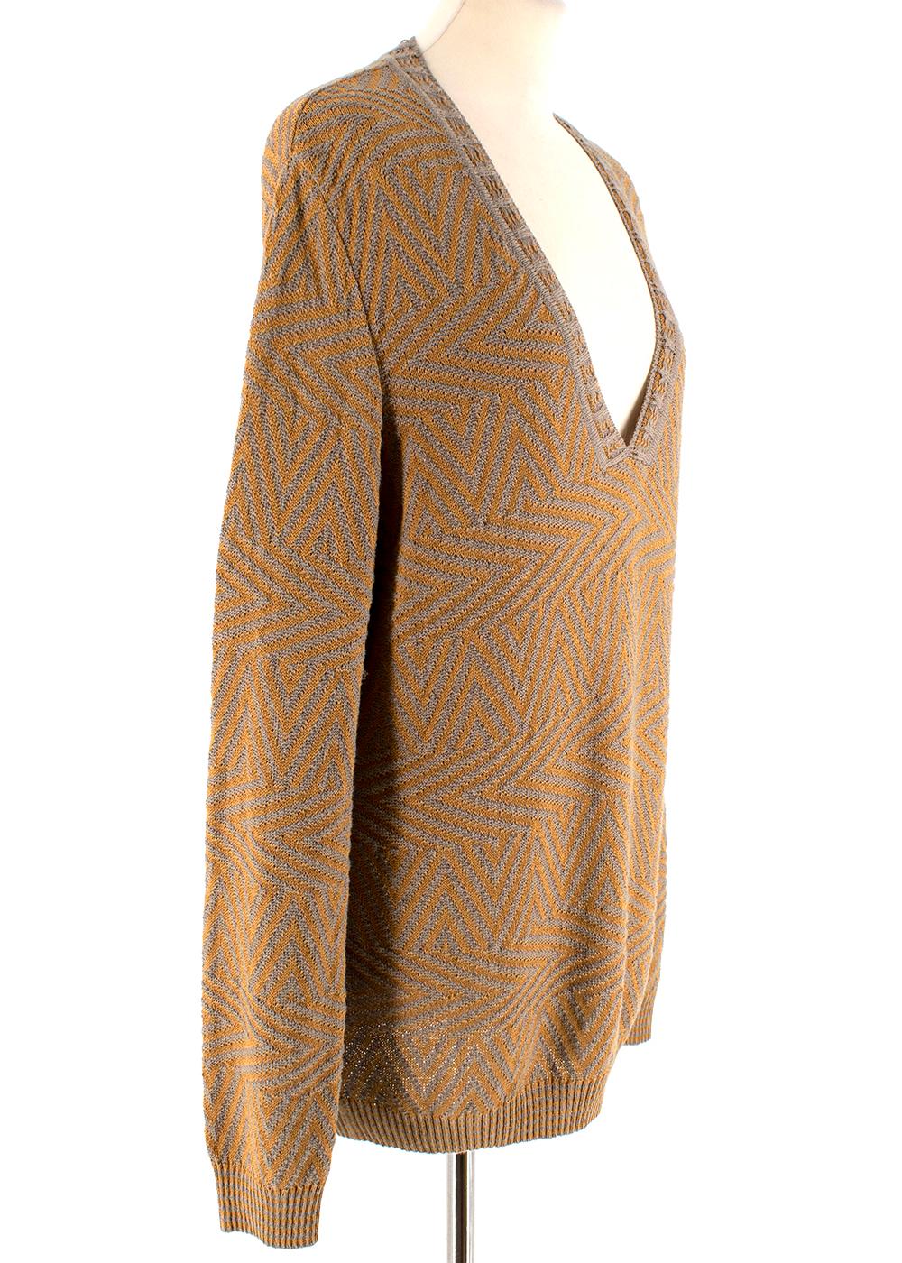 Missoni Orange/Grey Embroidered Knit V-Neck Jumper

-V-Neck
-Elasticated Cuff Ribbing
-Elasticated Bottom Ribbing

Materials:
47% Cotton
21% Rayon
21% Linen
10% Nylon

Made in Italy

Shoulders:50 cm
Sleeve:74 cm
Length: 72 cm
