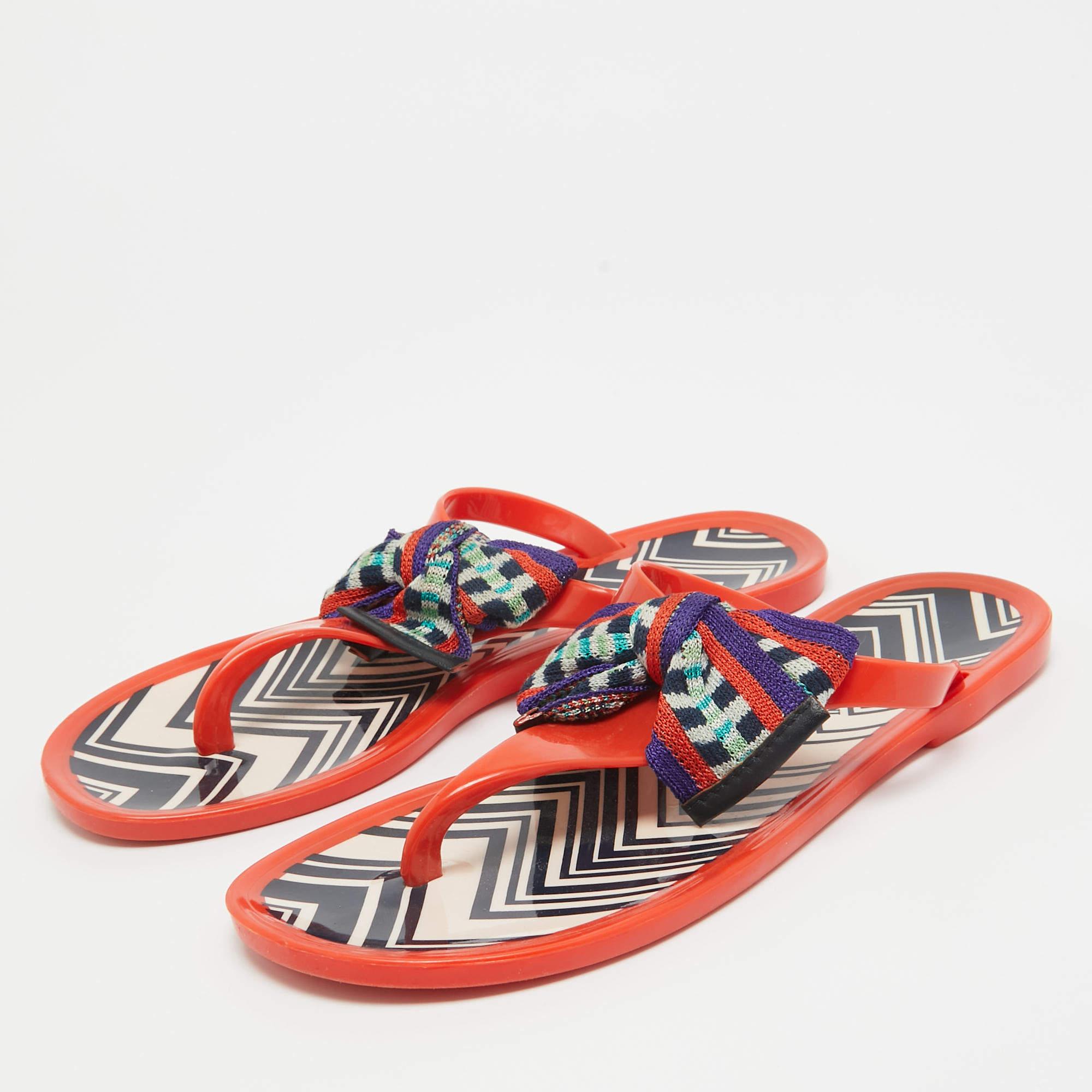Questi sandali incorniceranno i tuoi piedi in modo elegante. Realizzate con materiali di qualità, presentano un design di classe e solette confortevoli.