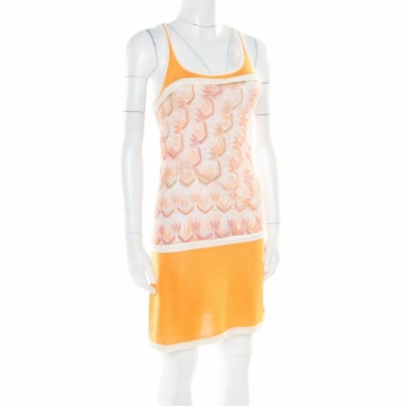 Ein Missoni Kleid wie dieses kann Sie problemlos durch alle Jahreszeiten begleiten. Es hat ein entspanntes, lässiges Design mit Musterdetails in der Mitte. Sie können dieses Tank-Kleid mit sauberen Turnschuhen oder Ballerinas tragen.