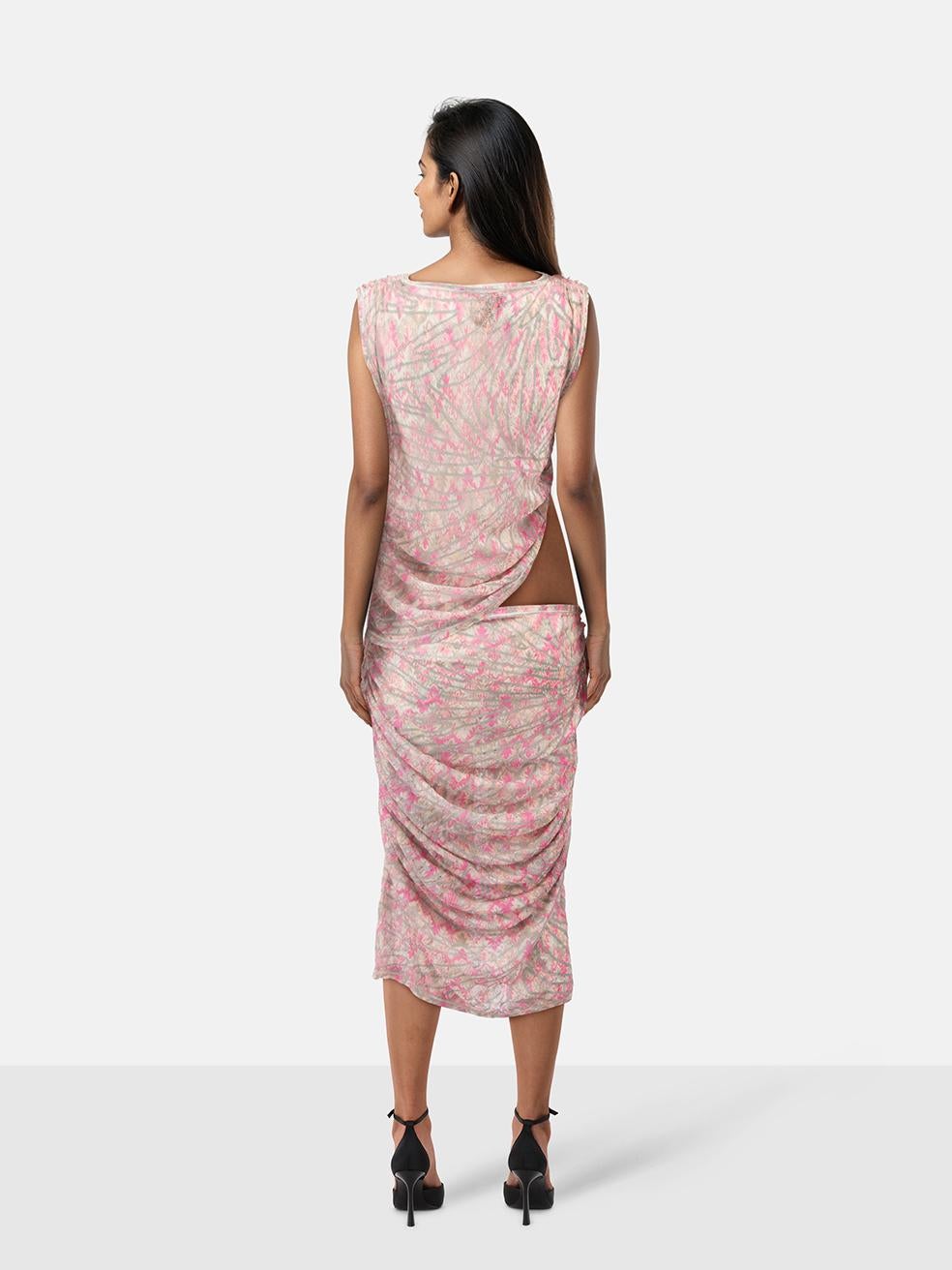 El ESTADO es Muy bueno. Apenas se aprecia desgaste en el vestido de esta prenda usada de reventa del diseñador Missoni. La etiqueta interna de la marca está parcialmente despegada.
 

 

 

 Detalles
 

 

 Rosa
 

 Viscosa
 

 Vestido
 

