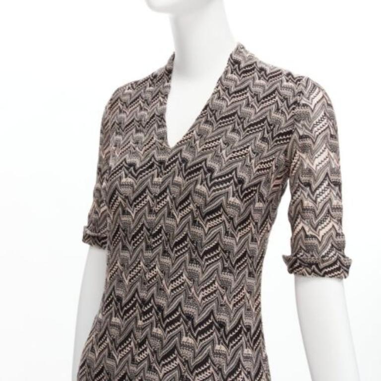 MISSONI pink black chevron knit lace V-neck cuffed sleeve mini dress IT38 XS
Reference: SNKO/A00237
Brand: Missoni
Material: Wool, Blend
Color: Black, Pink
Pattern: Abstract
Closure: Pullover
Lining: Black Silk
Extra Details: Cuffed sleeves. Fully