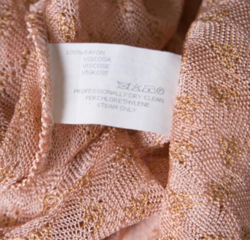 Ce haut sans manches de Missoni est parfait pour ajouter à votre garde-robe et vous aidera à exsuder des tonnes de style ! Cette création rose est composée à 100 % de viscose et présente un motif brodé et un motif en maille perforée sur toute sa