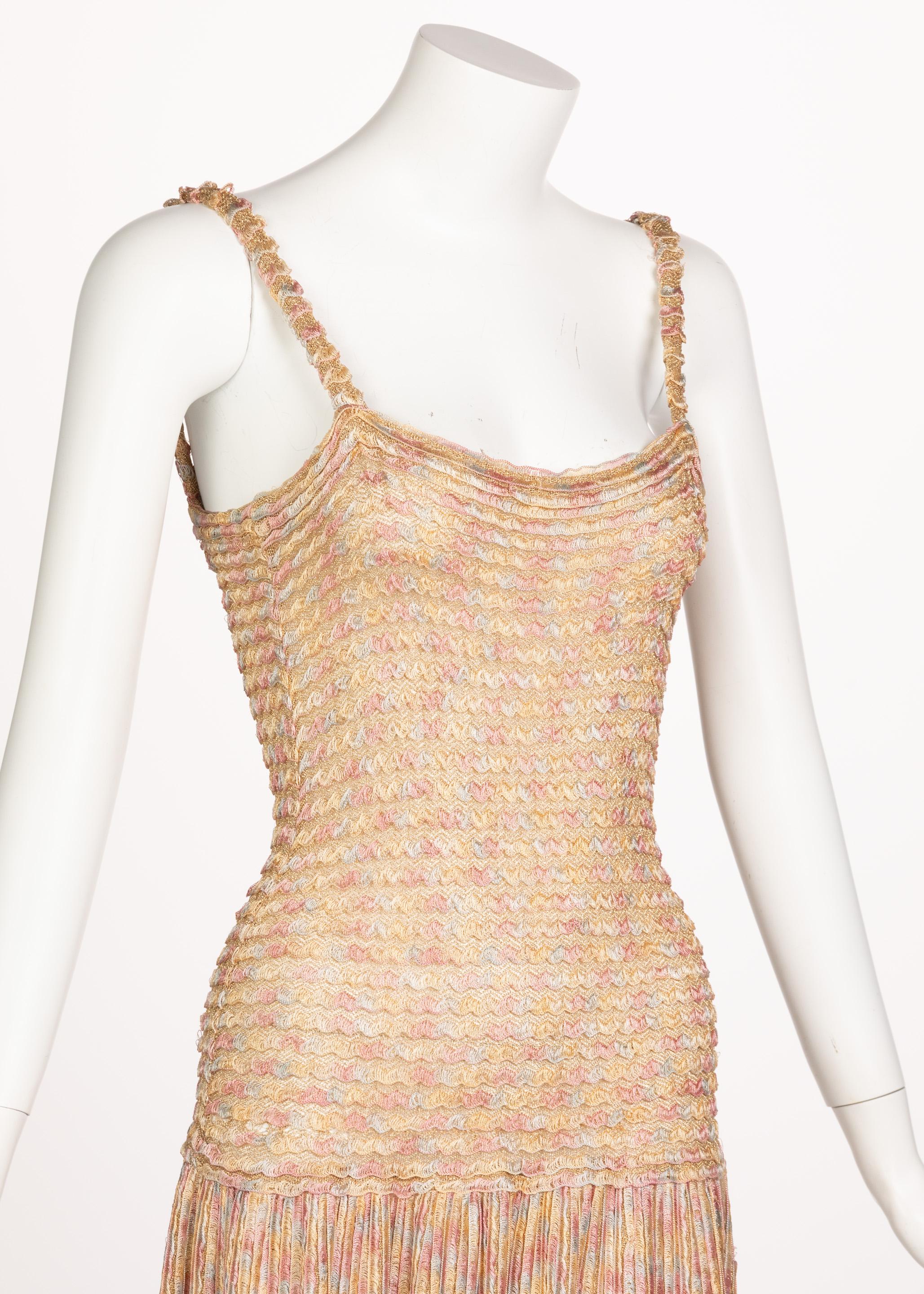 Missoni - Ensemble robe longue cardigan et collier en maille dorée rose, années 1970 en vente 9