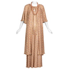Set aus Strick-Maxikleid, Strickjacke, Halskette und Beret in Rosa und Gold, 1970er Jahre