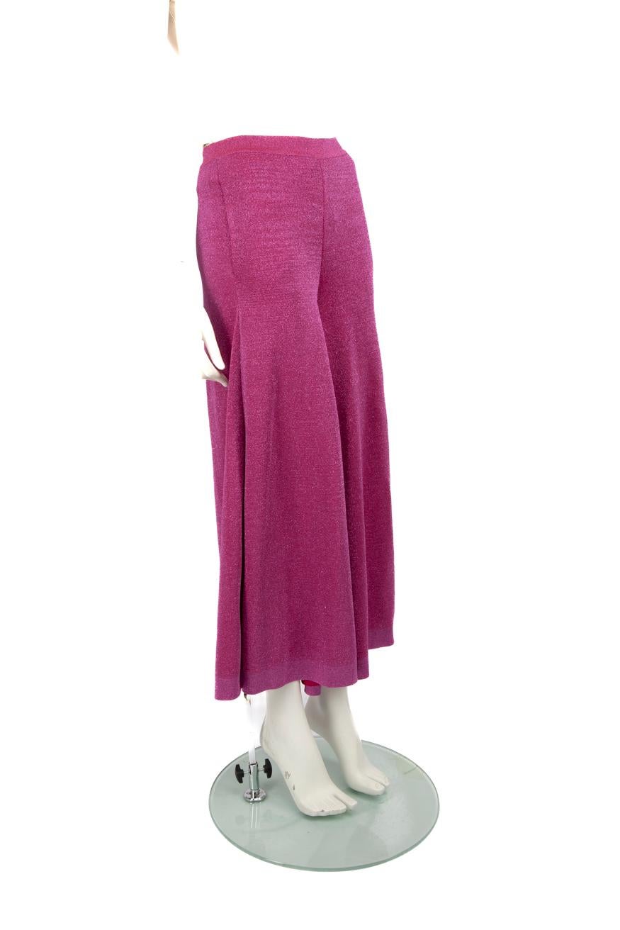 CONDIZIONE: molto buona. L'usura dei pantaloni è minima. L'etichetta del marchio sulla fascia in vita è allentata su un lato di questo articolo usato di Missoni.
  
  Dettagli
  
  
  Rosa metallizzato 
  
  Pantaloni 
  
  Gamba larga 
  
  Vita