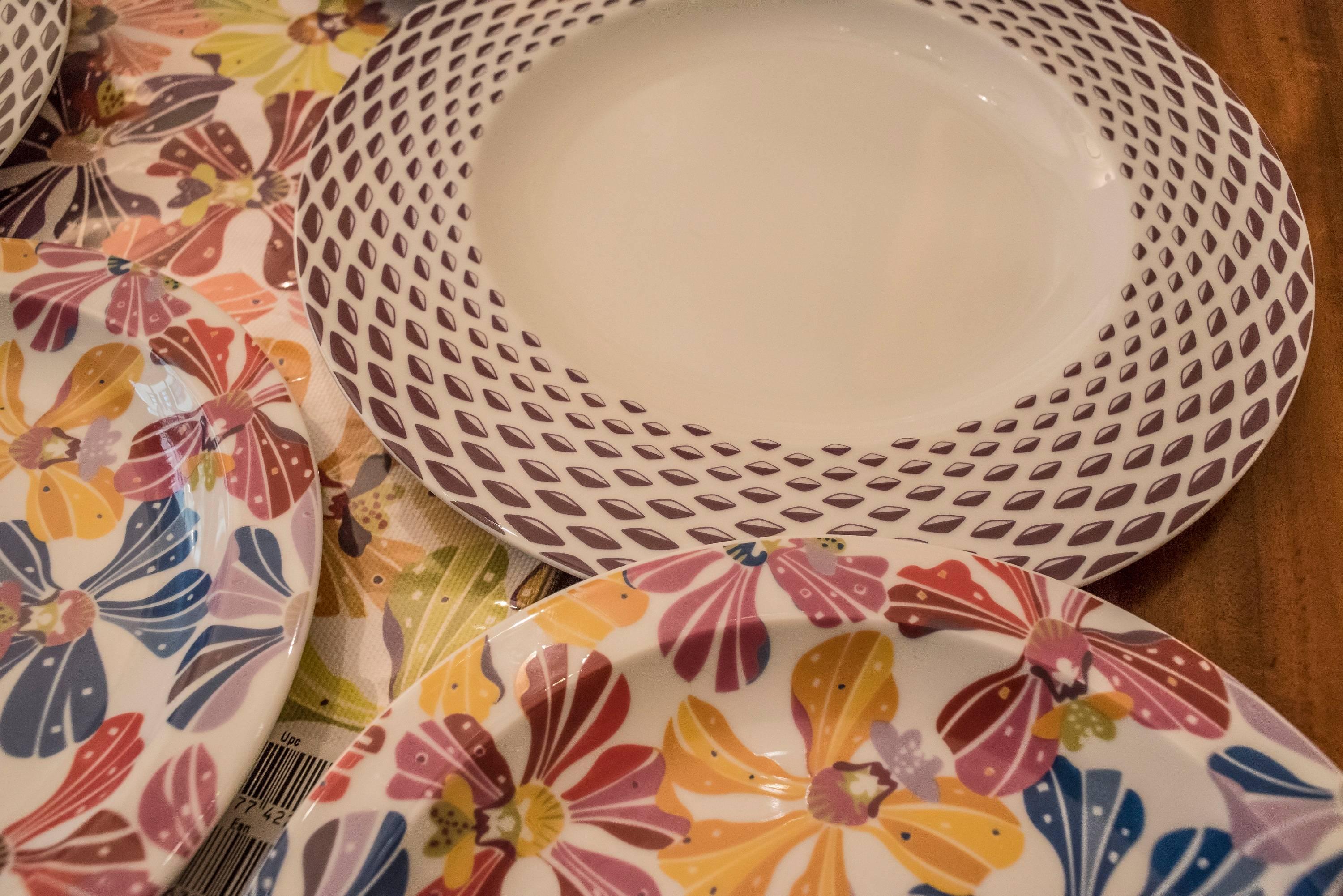 Missoni Porcelain Italian Set of Three Plates and Individual Tablecloth 2