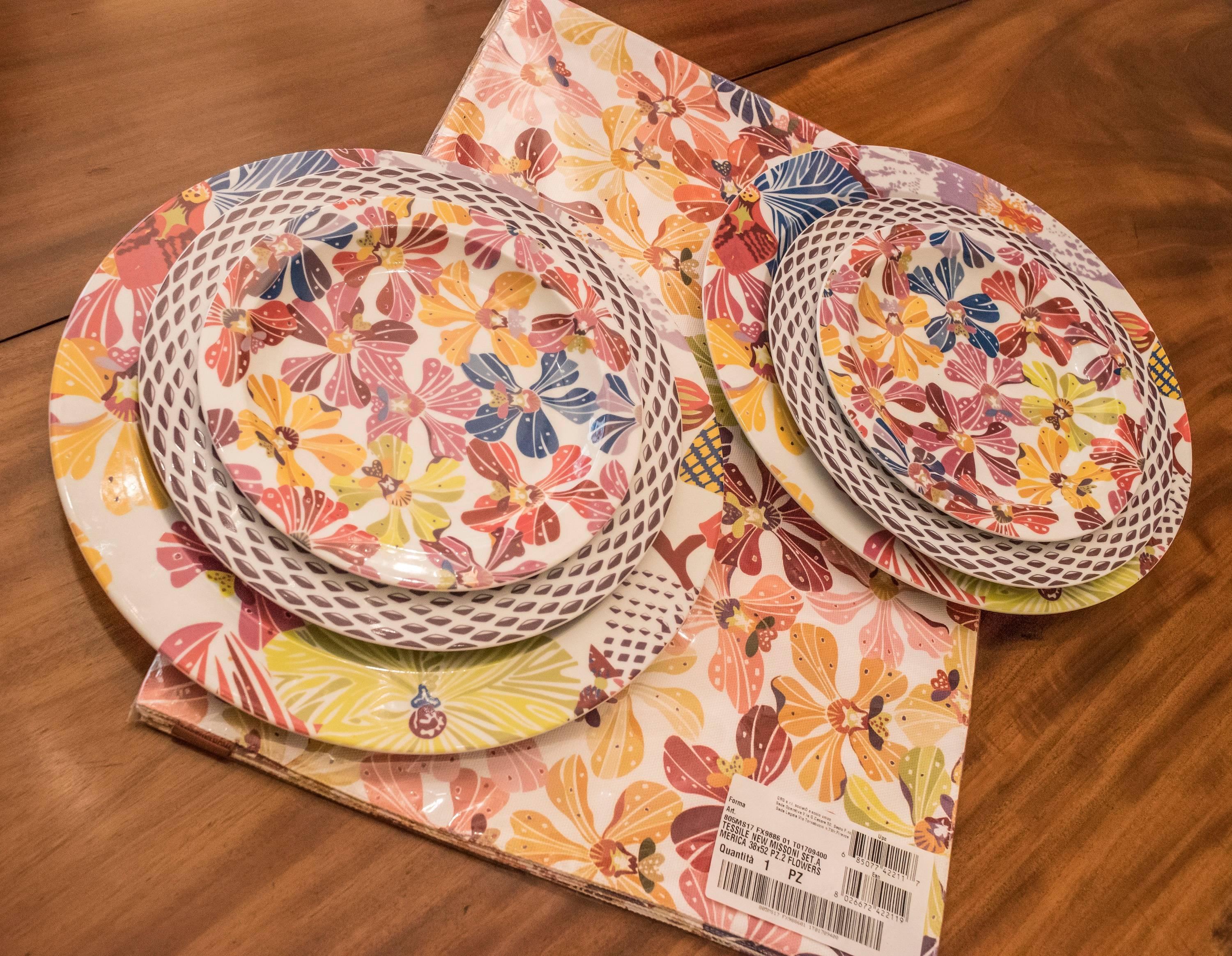 Six set of three plates in different size, with colorful flowers and geometric patterns.
Each set have a cloth tablecloth with flowers, design of Richard Ginori for Missoni Italy.
It comes from a private collection.