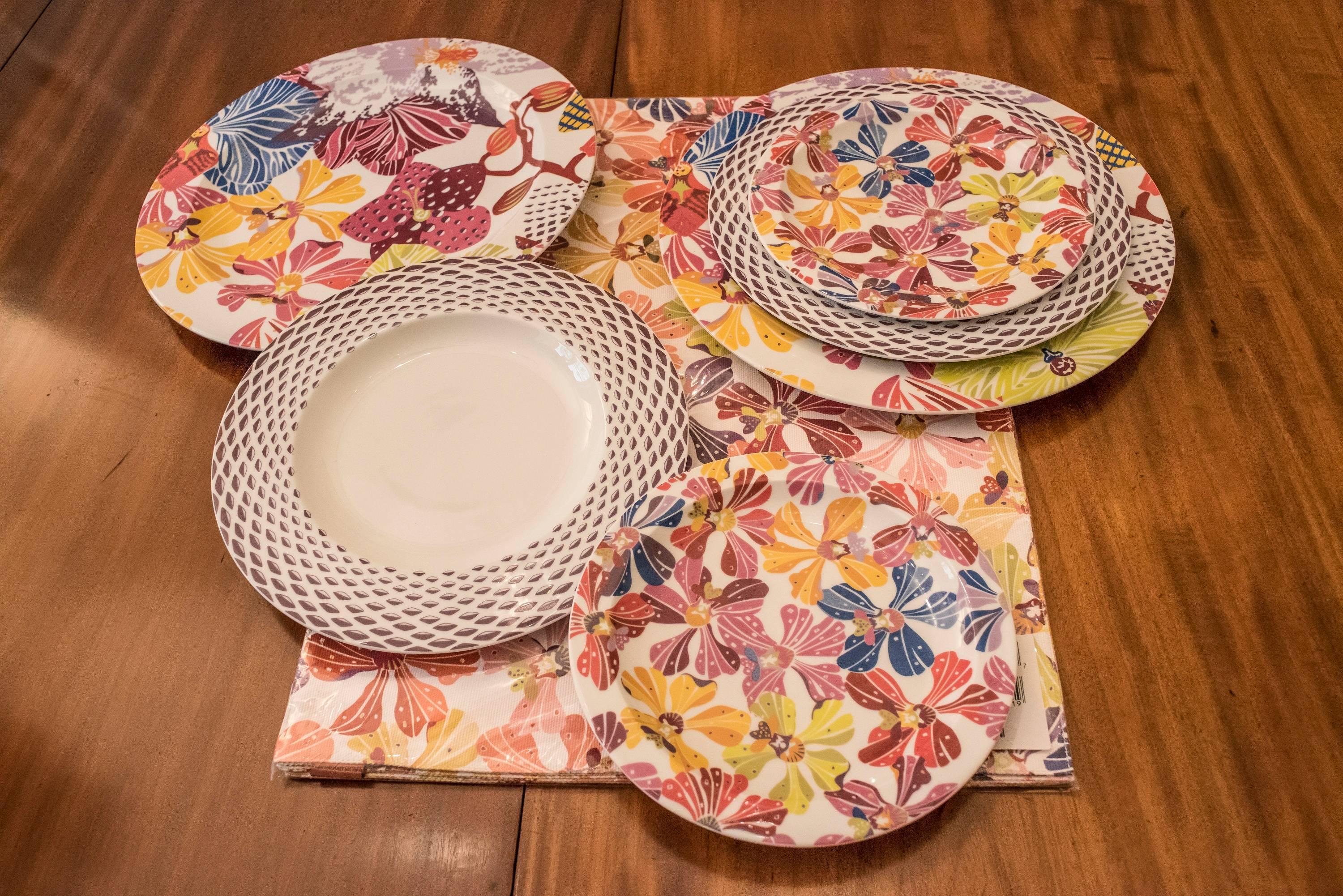 Missoni Porcelain Italian Set of Three Plates and Individual Tablecloth 1