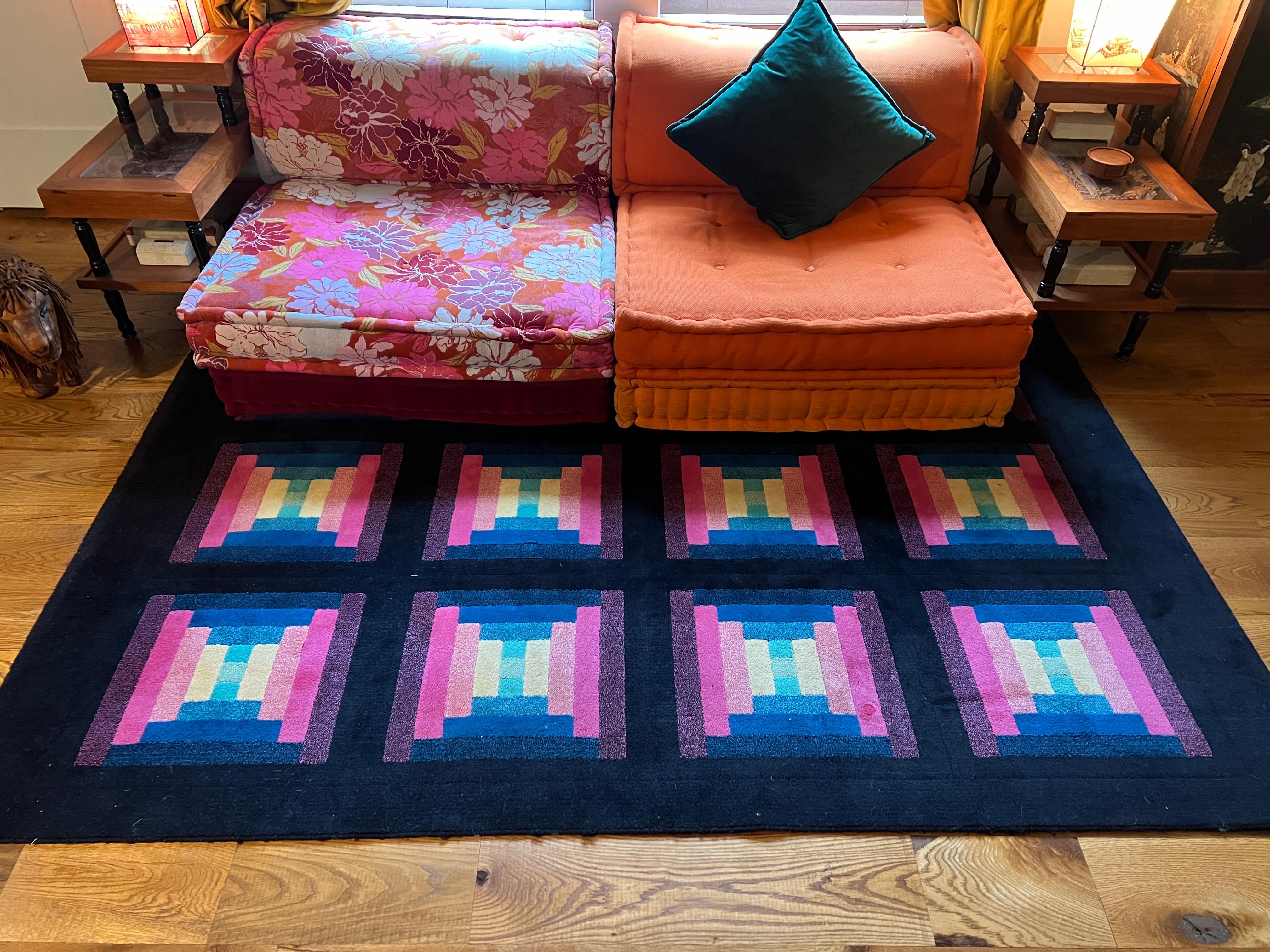 Aufgepasst, Innenarchitekten, dies ist der Teppich, den Sie für den hochkarätigen Raum brauchen, an dem Sie gerade arbeiten. Dieser signierte Missoni-Teppich stammt aus dem Italien der 1980er Jahre und ist in einem postmodernen Design mit