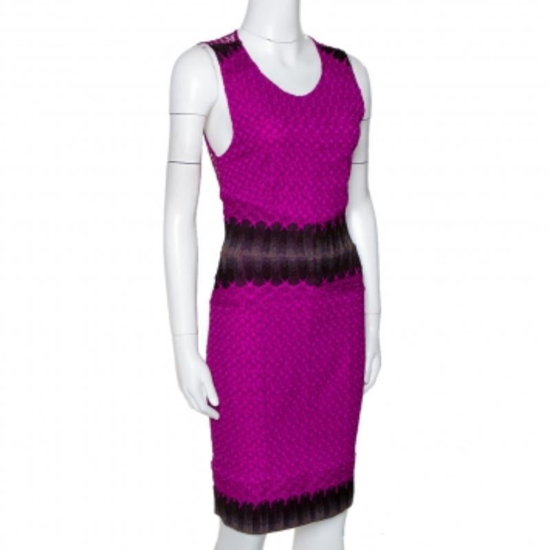 Cette robe Missoni sera un choix tout à fait judicieux pour une fashionista comme vous. Tricotée à l'aide de matériaux de qualité, cette robe sans manches présente un mélange de motifs. Il présente une encolure ronde, un dos transparent et une