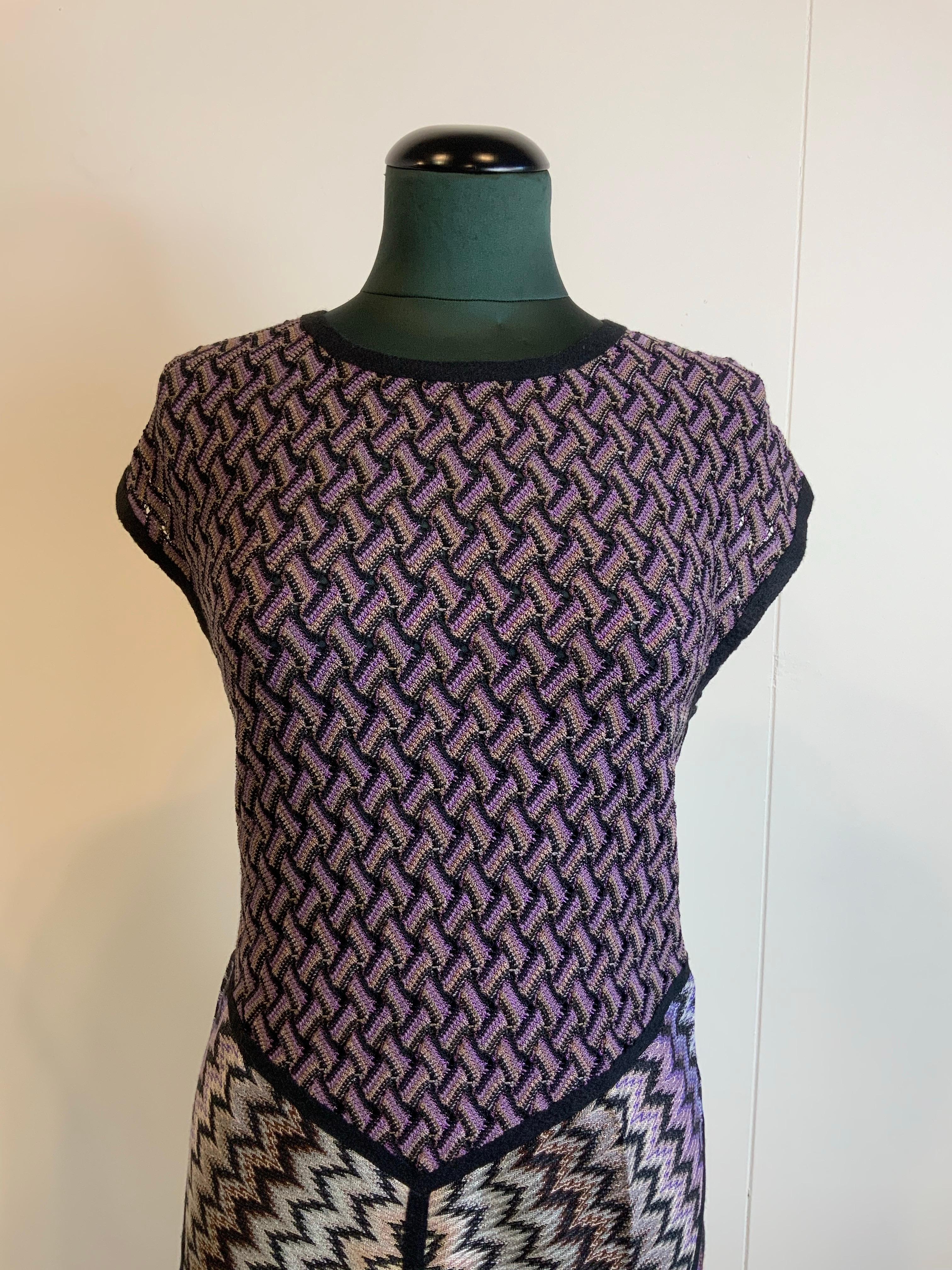 Vestido Missoni.
En lana, viscosa y nailon. Tonos morados.
Talla 42 italiana.
Hombros 42 cm
Busto 40 cm
Longitud 87 cm
Excelente estado general, presenta signos de uso normal.