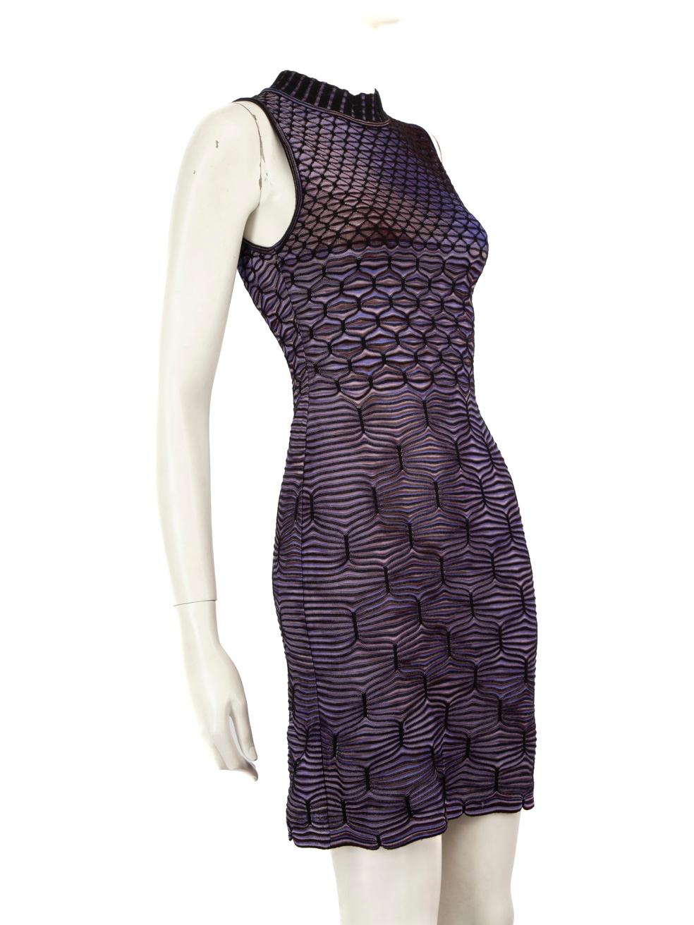 El ESTADO es Muy bueno. Apenas se aprecia desgaste en el vestido de este artículo usado de reventa del diseñador Missoni.
 
 
 
 Detalles
 
 
 Morado
 
 Viscosa
 
 Vestido de punto
 
 Hasta la rodilla
 
 Sin mangas
 
 Cuello falso
 
 Corte ceñido
 
